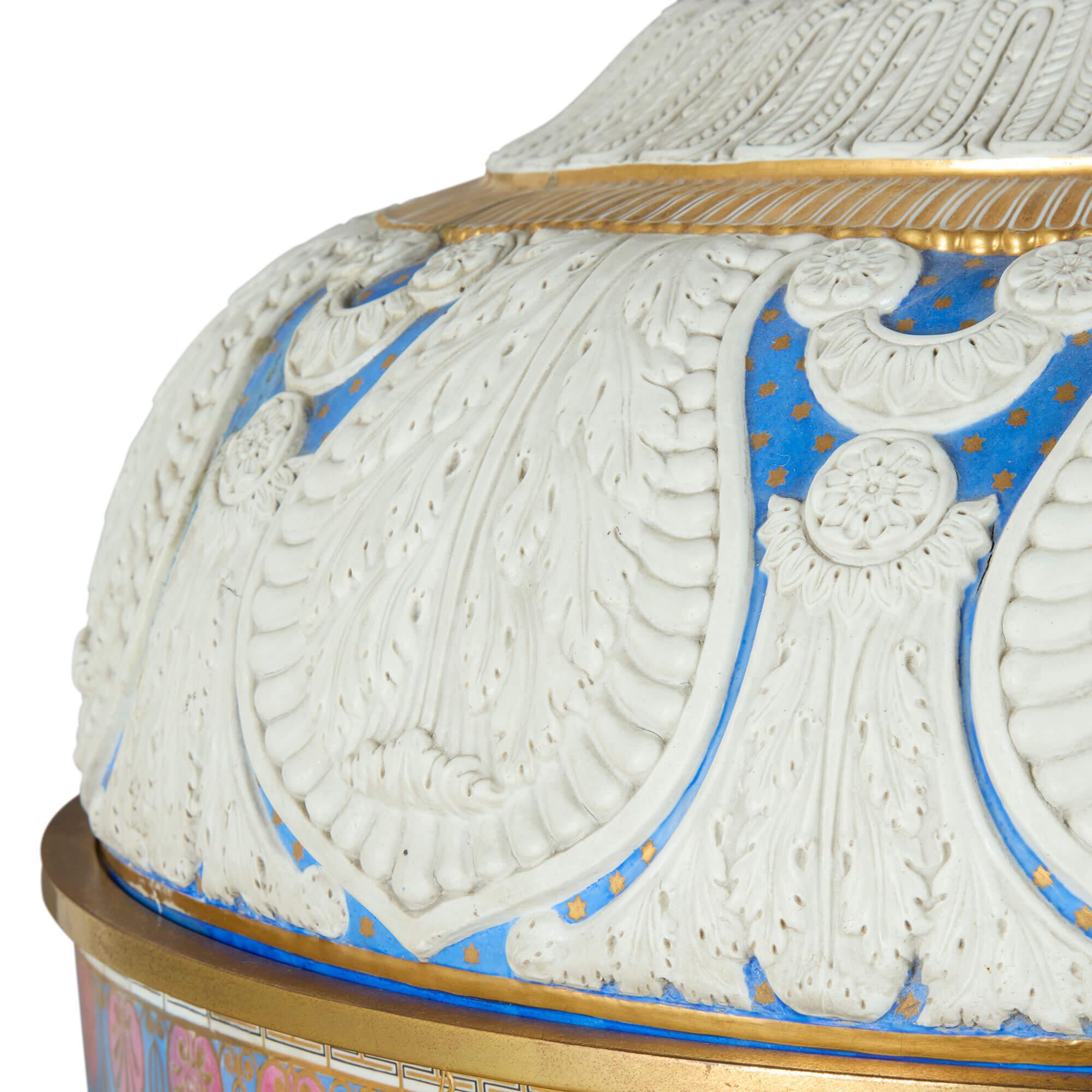 Neoclassico Antico vaso tedesco molto grande in porcellana dipinta in oro blu KPM Porcelain in vendita