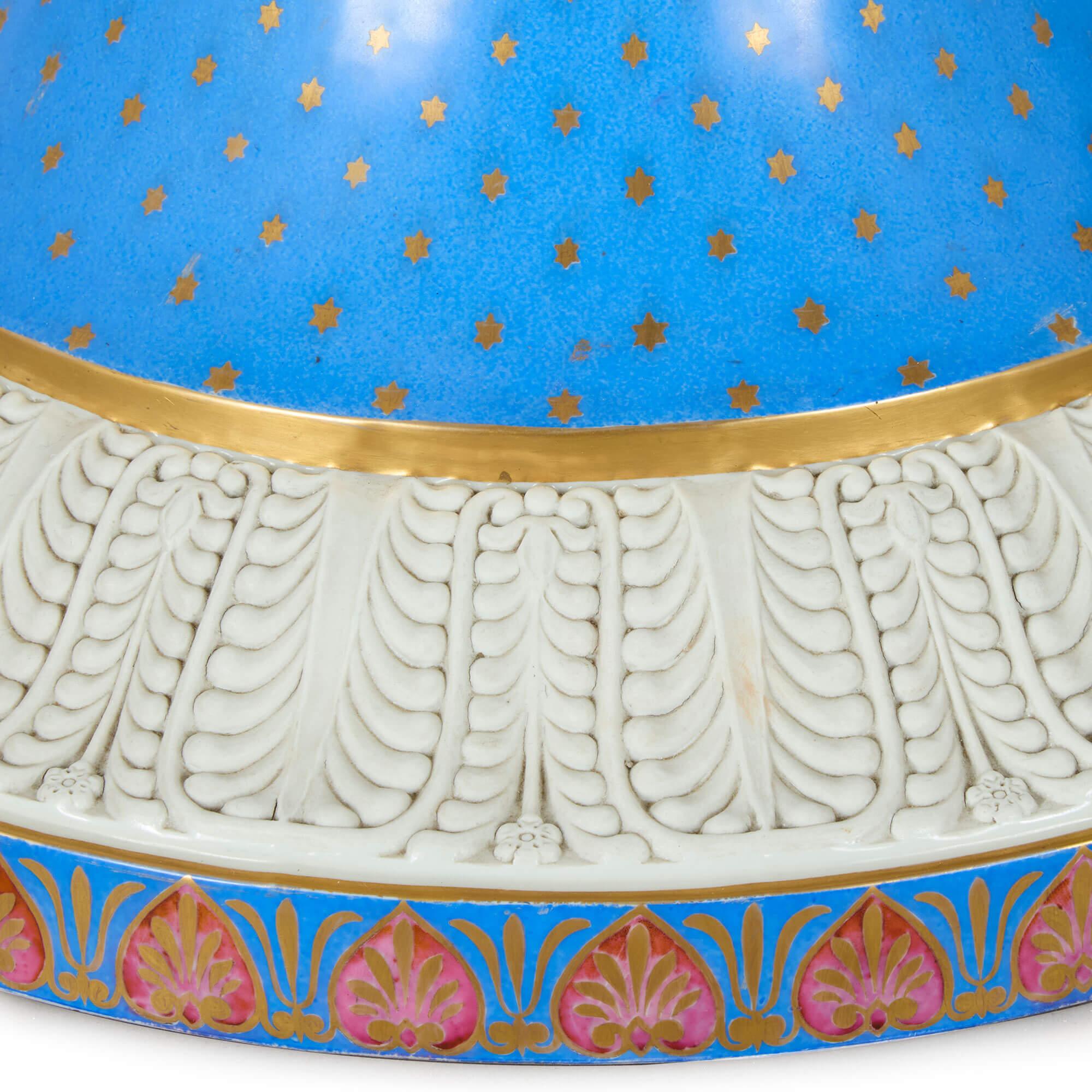 Antico vaso tedesco molto grande in porcellana dipinta in oro blu KPM Porcelain In condizioni buone in vendita a London, GB