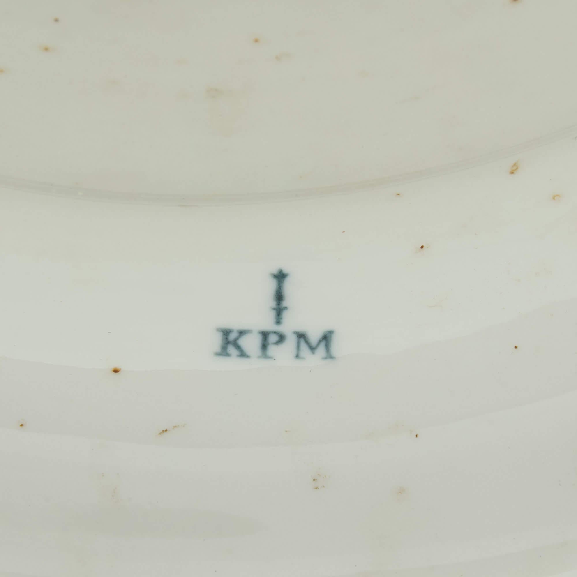 XIX secolo Antico vaso tedesco molto grande in porcellana dipinta in oro blu KPM Porcelain in vendita