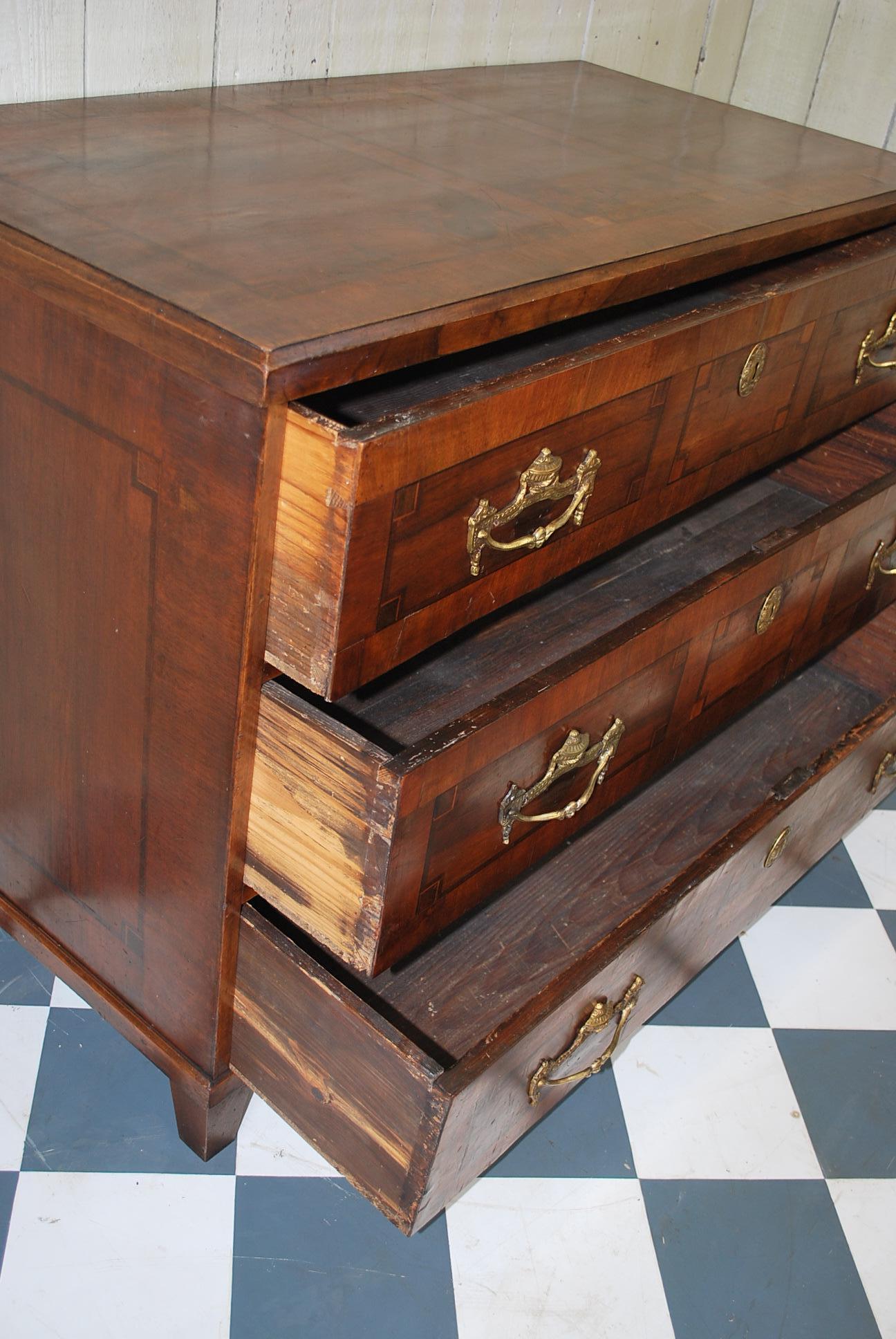 Antique German Walnut and inlaid Commode/ Chest of Drawers Circa 1830 In Good Condition For Sale In Winchcombe, Gloucesteshire