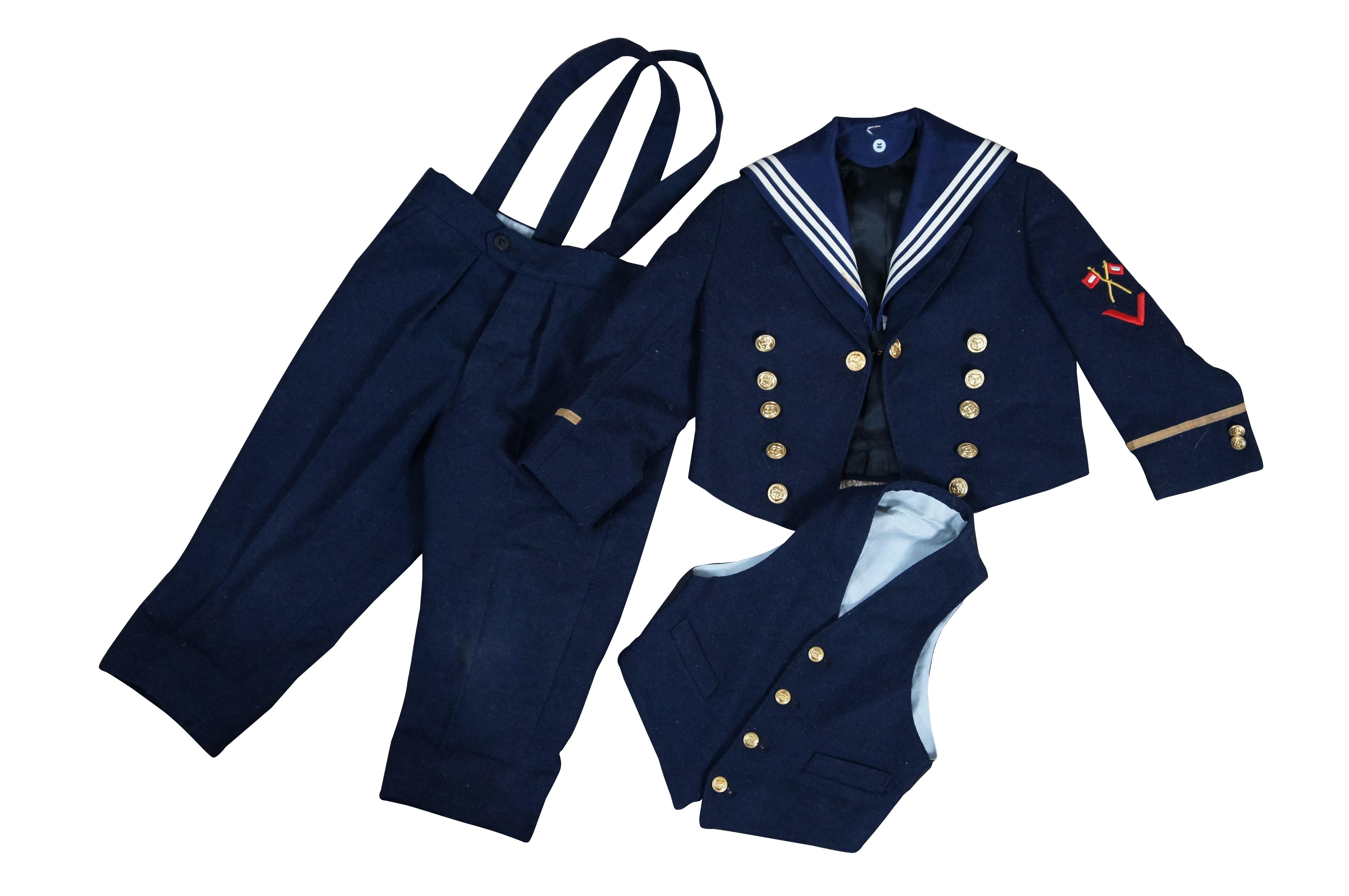 Antiker deutscher dreiteiliger Uniform- oder Matrosenanzug in Kleinkind-/Kinder-/Puppengröße aus den 1930er Jahren.  Aus marineblauer Wolle, mit Mantel, Weste und Hose mit weißen Streifen und goldenen Knöpfen.  Die Uniform ist wie eine Uniform der
