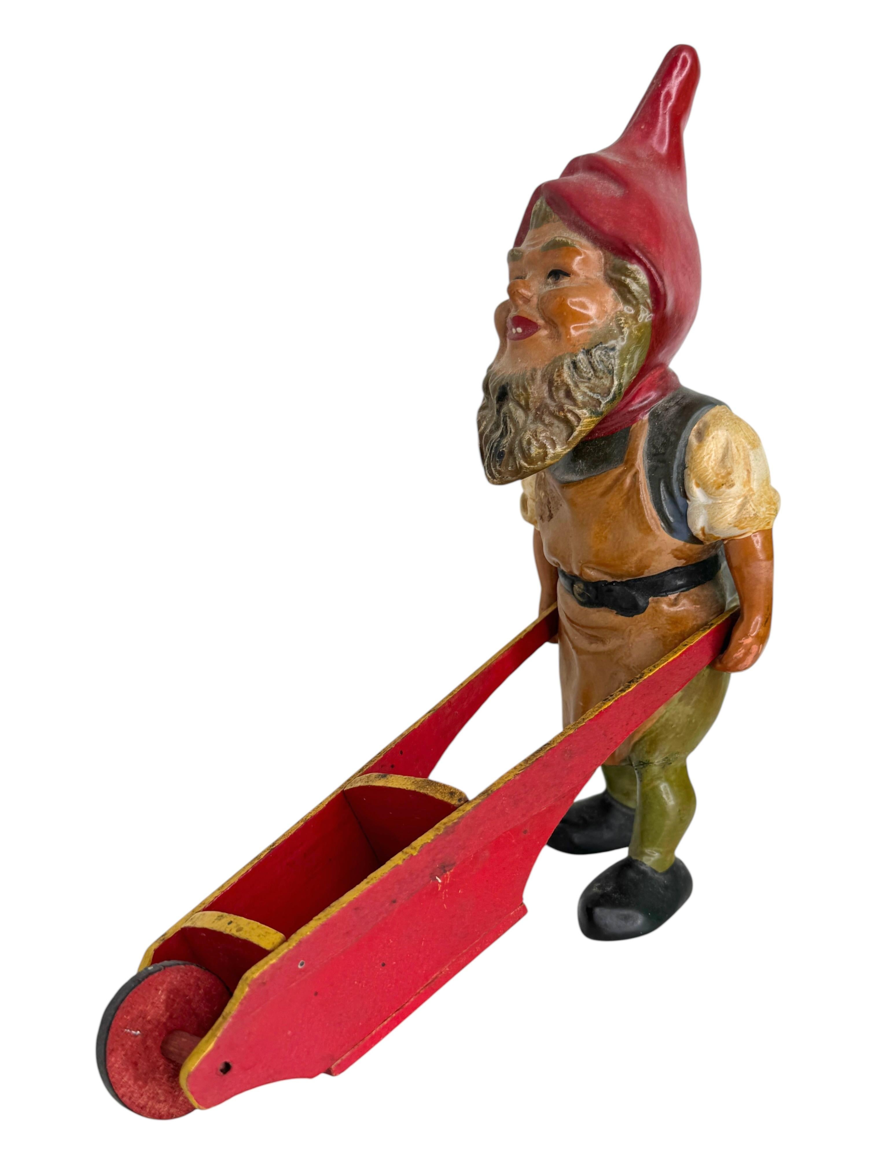 Allemand Ancienne statue allemande de nain de jardin avec brouette, 1910 ou plus ancienne en vente