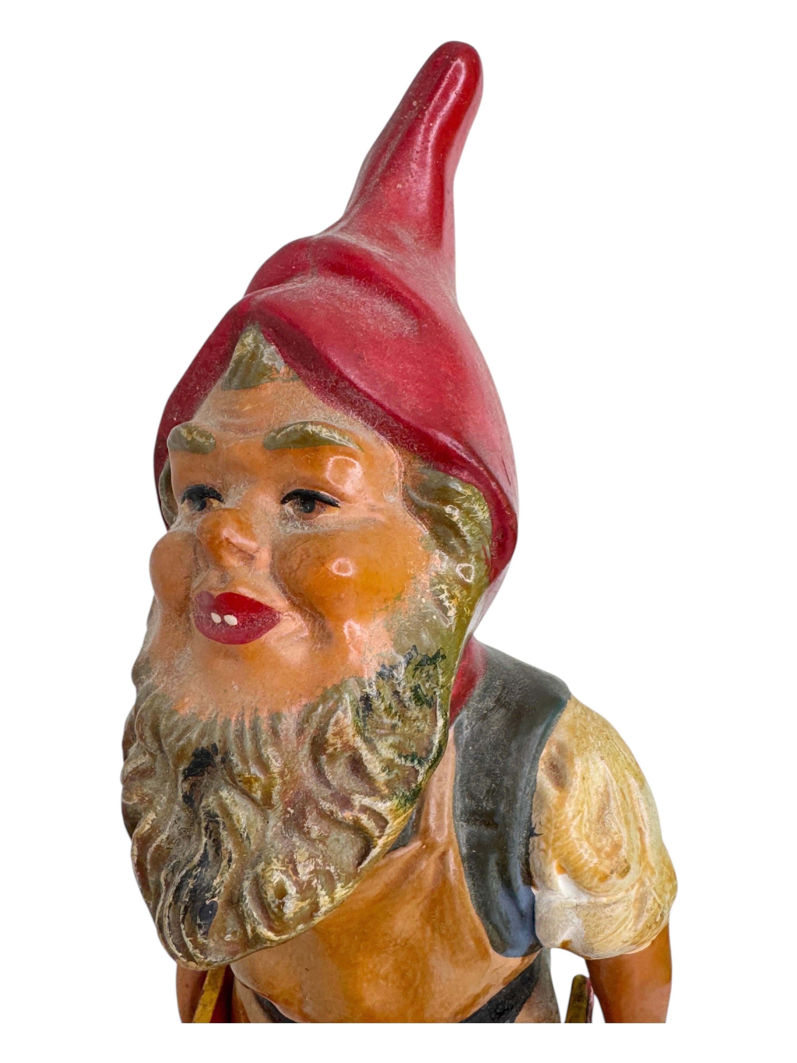 Peint à la main Ancienne statue allemande de nain de jardin avec brouette, 1910 ou plus ancienne en vente