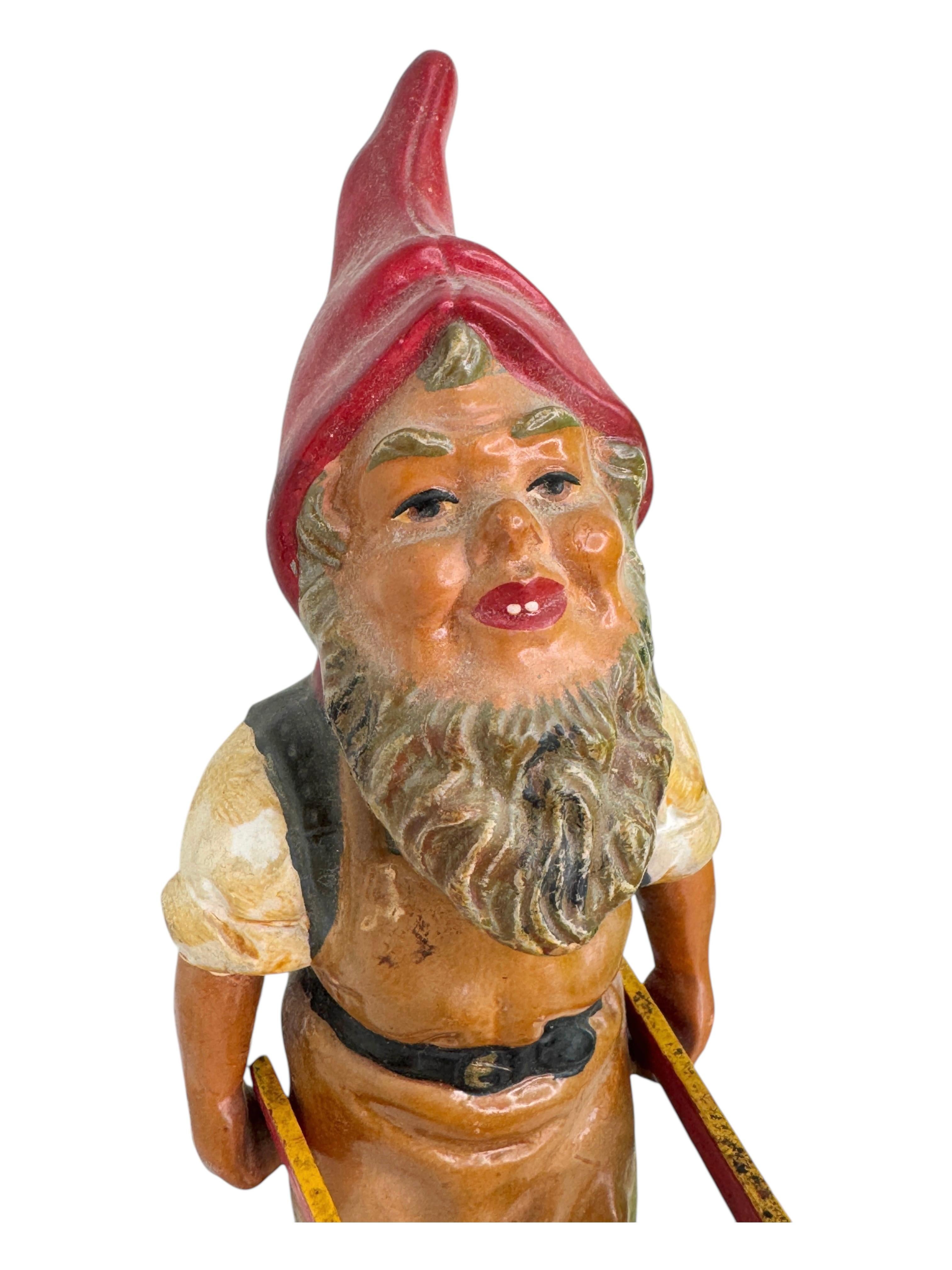 Ancienne statue allemande de nain de jardin avec brouette, 1910 ou plus ancienne Bon état - En vente à Nuernberg, DE