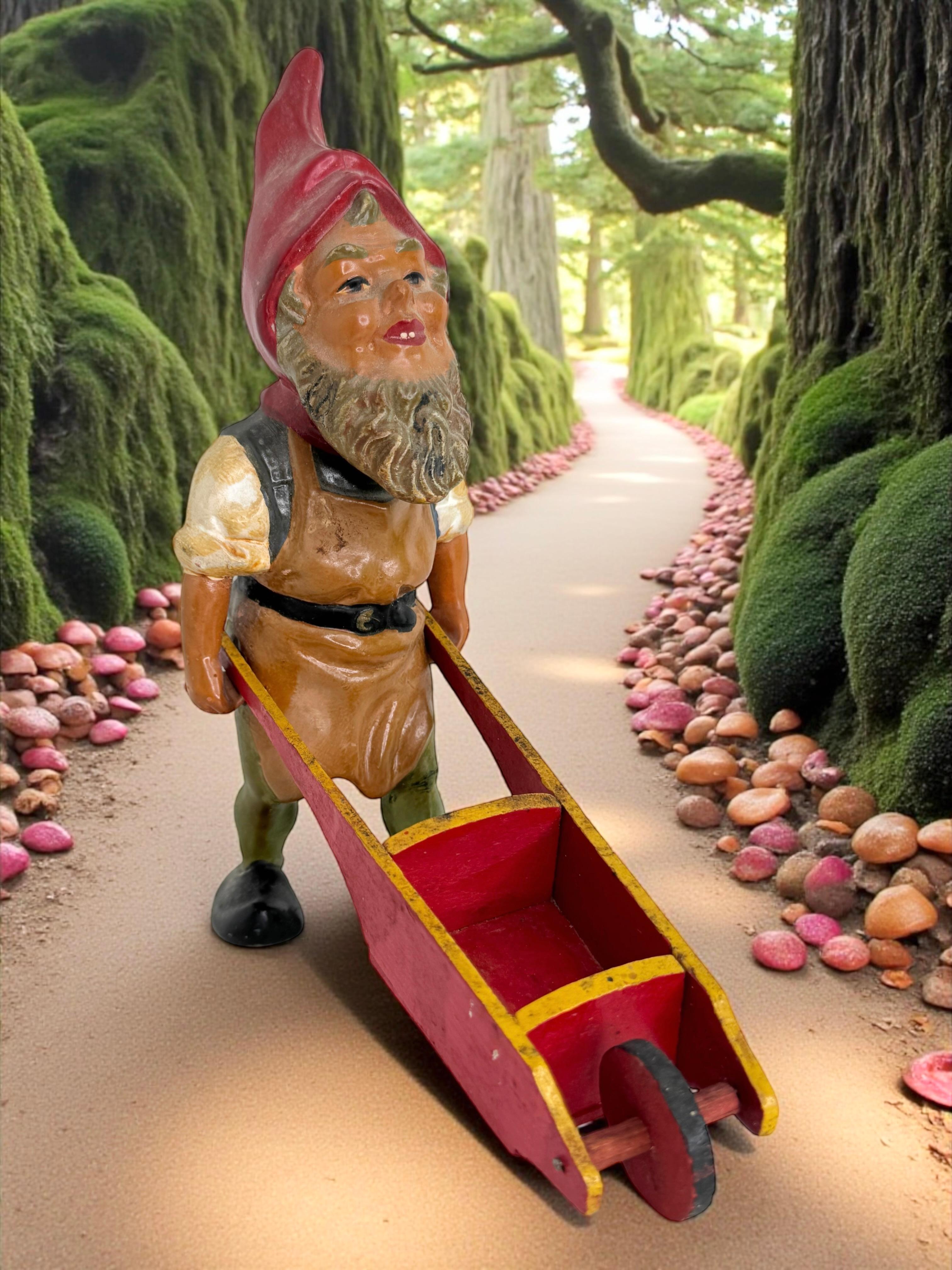 Poterie Ancienne statue allemande de nain de jardin avec brouette, 1910 ou plus ancienne en vente