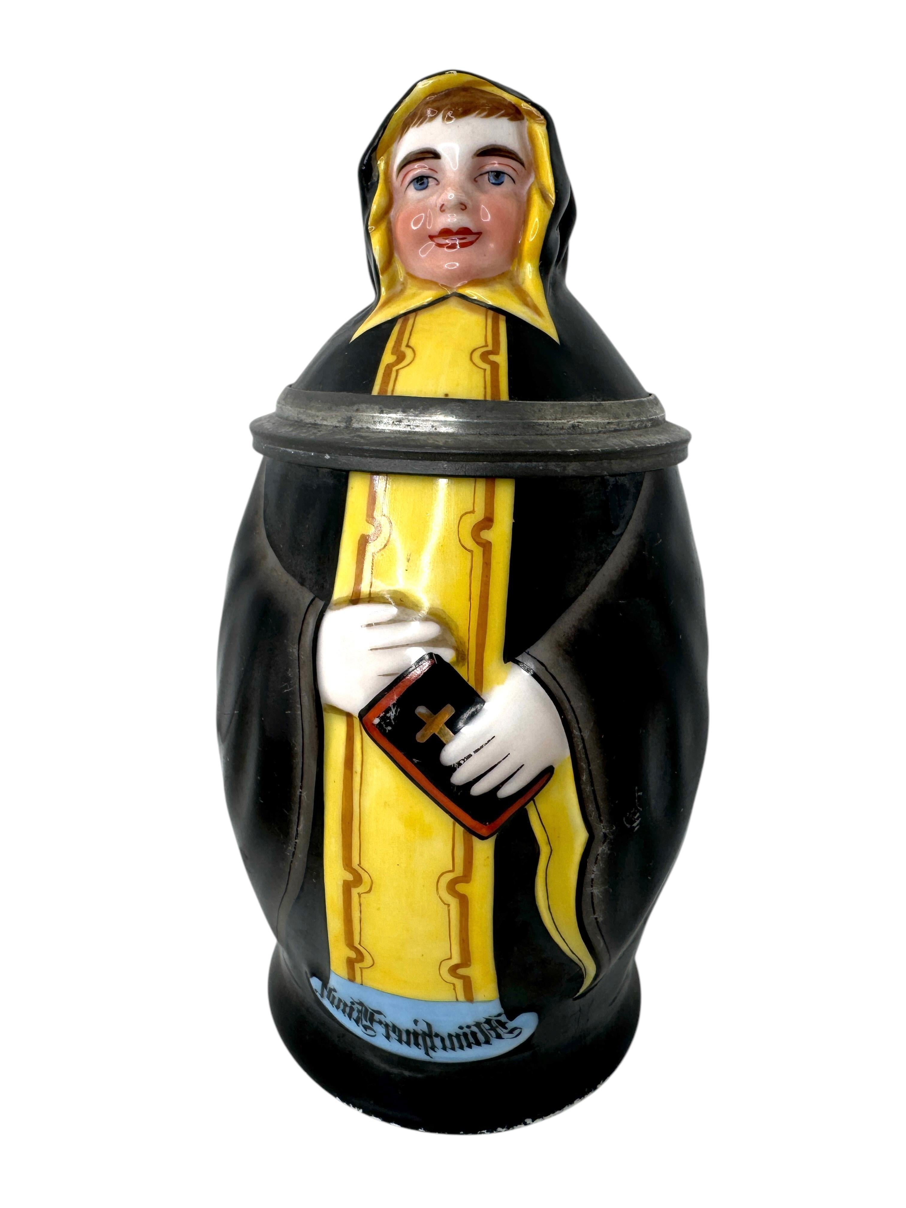 Un magnifique stein à bière de caractère - l'enfant de Munich. Ce stein à bière de caractère a été fabriqué en Allemagne vers les années 1910 ou plus anciennement, et porte la marque Martin Pausen, Munich, Allemagne. Pièce absolument magnifique