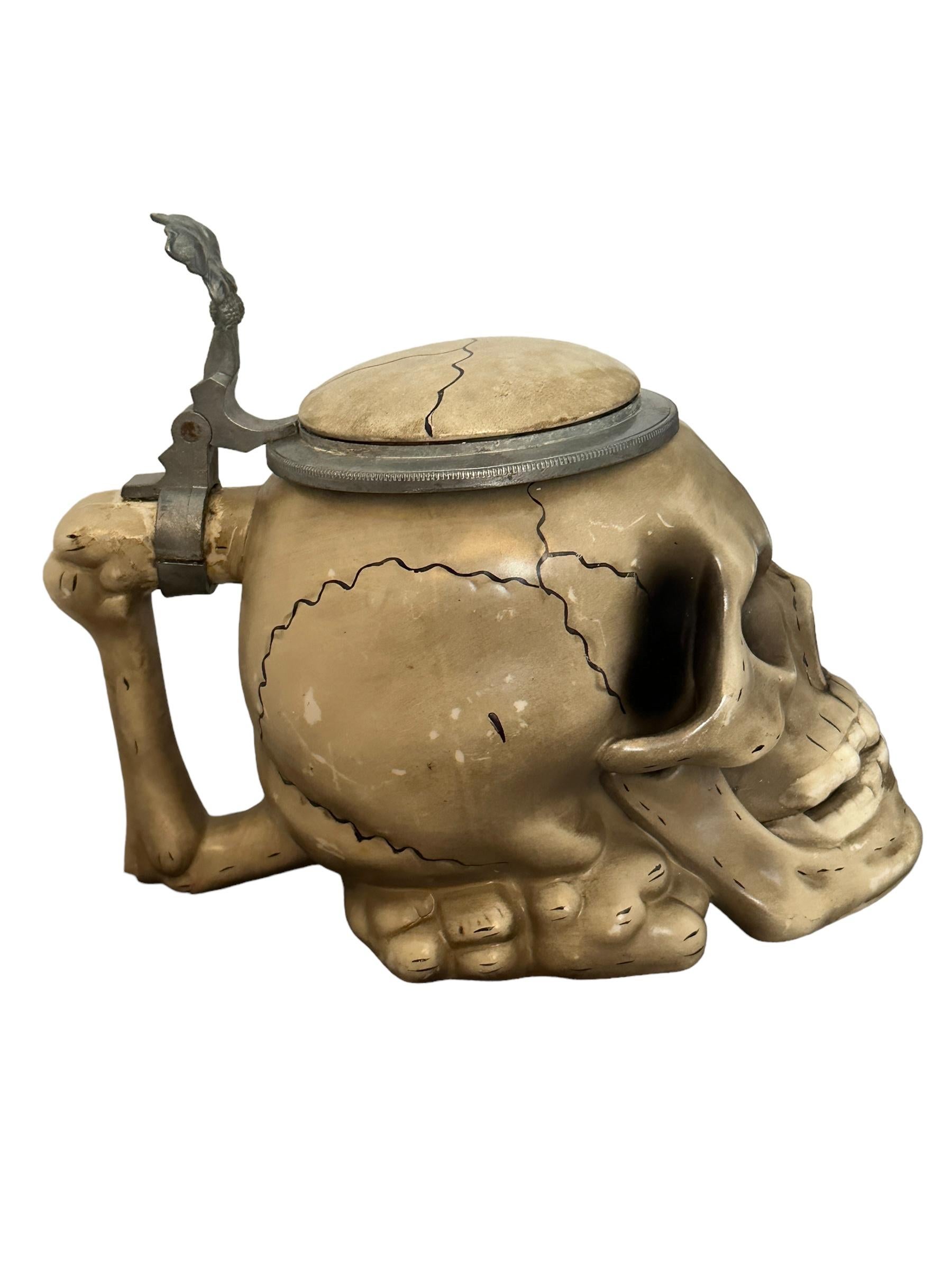 Una magnífica jarra de cerveza con carácter: Calavera. Esta jarra de cerveza de carácter fue fabricada en Alemania entre 1930 y 1945, atribuida a E. Bohne, Turingia, Alemania. Pieza absolutamente preciosa pintada a mano y todavía en gran estado. La