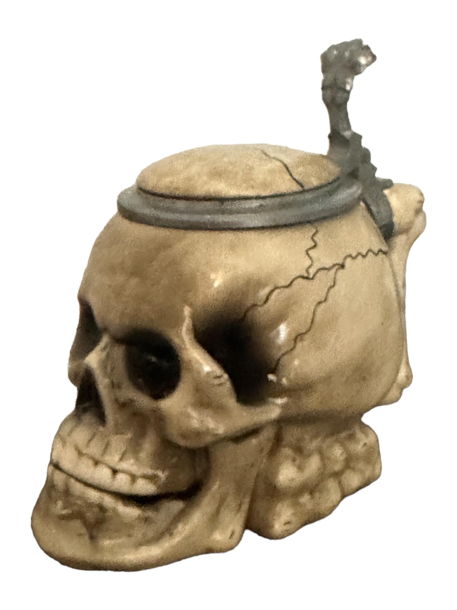 Antiguo Stein de Cerveza con Tapa de Calavera de Alemania, E. Bohne, Alemania, Años 30 - 1945 Arte popular