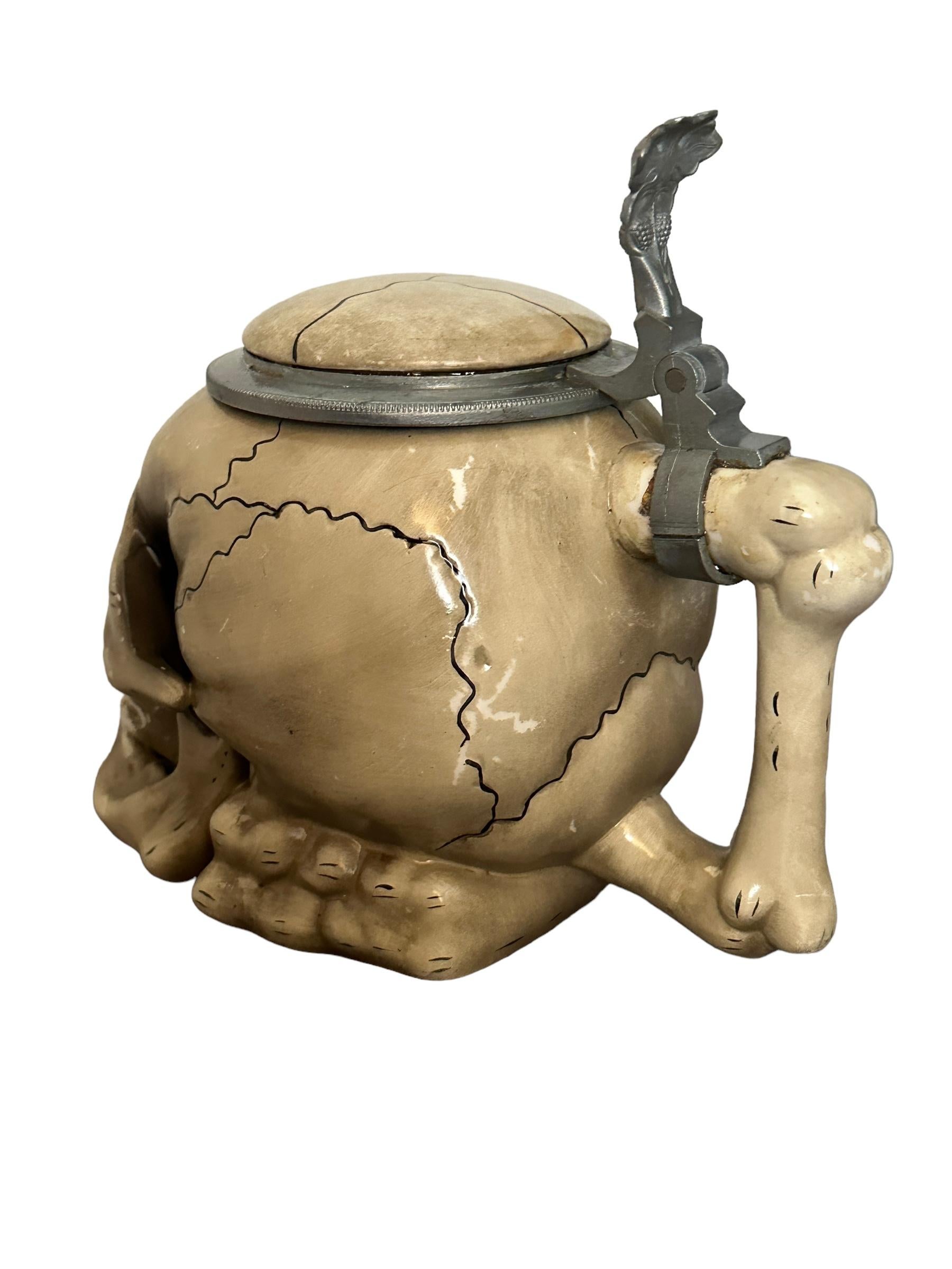 Antiguo Stein de Cerveza con Tapa de Calavera de Alemania, E. Bohne, Alemania, Años 30 - 1945 Alemán