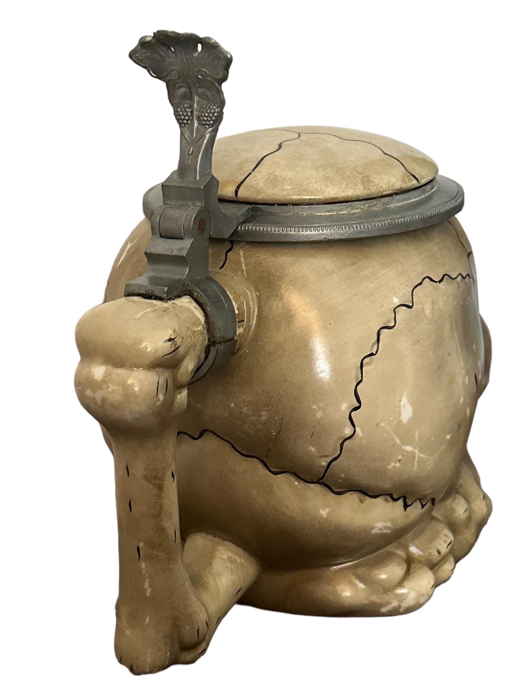 Antiguo Stein de Cerveza con Tapa de Calavera de Alemania, E. Bohne, Alemania, Años 30 - 1945 Hecho a mano