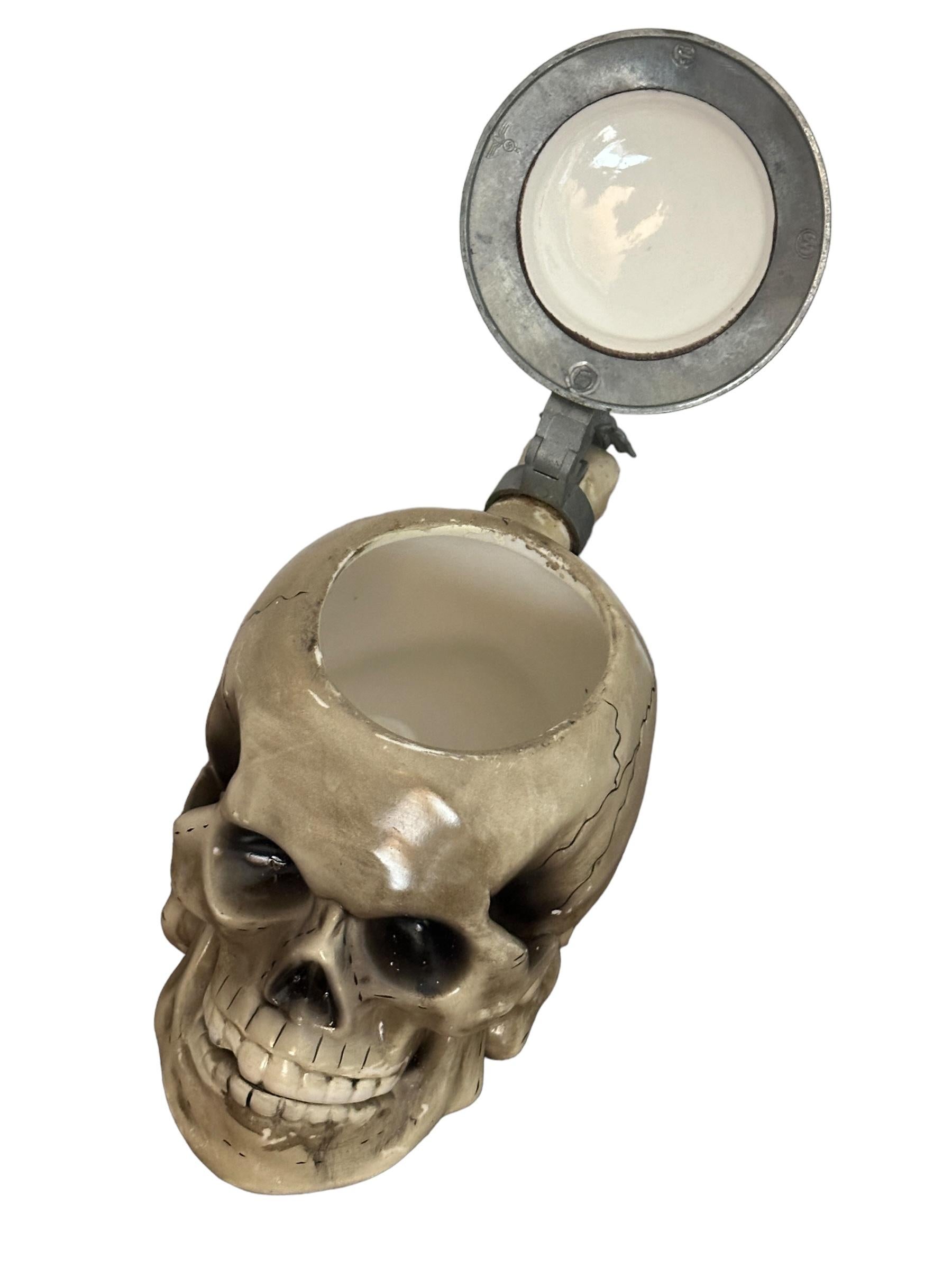 Antiguo Stein de Cerveza con Tapa de Calavera de Alemania, E. Bohne, Alemania, Años 30 - 1945 en Bueno Estado en Nuernberg, DE