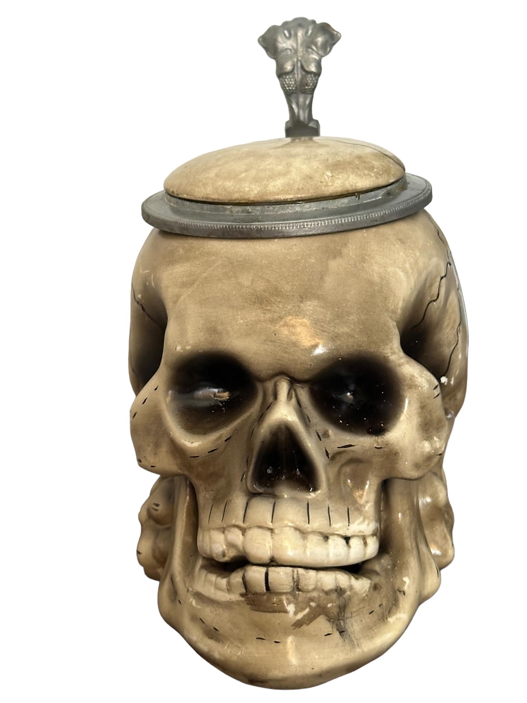 Antiguo Stein de Cerveza con Tapa de Calavera de Alemania, E. Bohne, Alemania, Años 30 - 1945 mediados del siglo XX