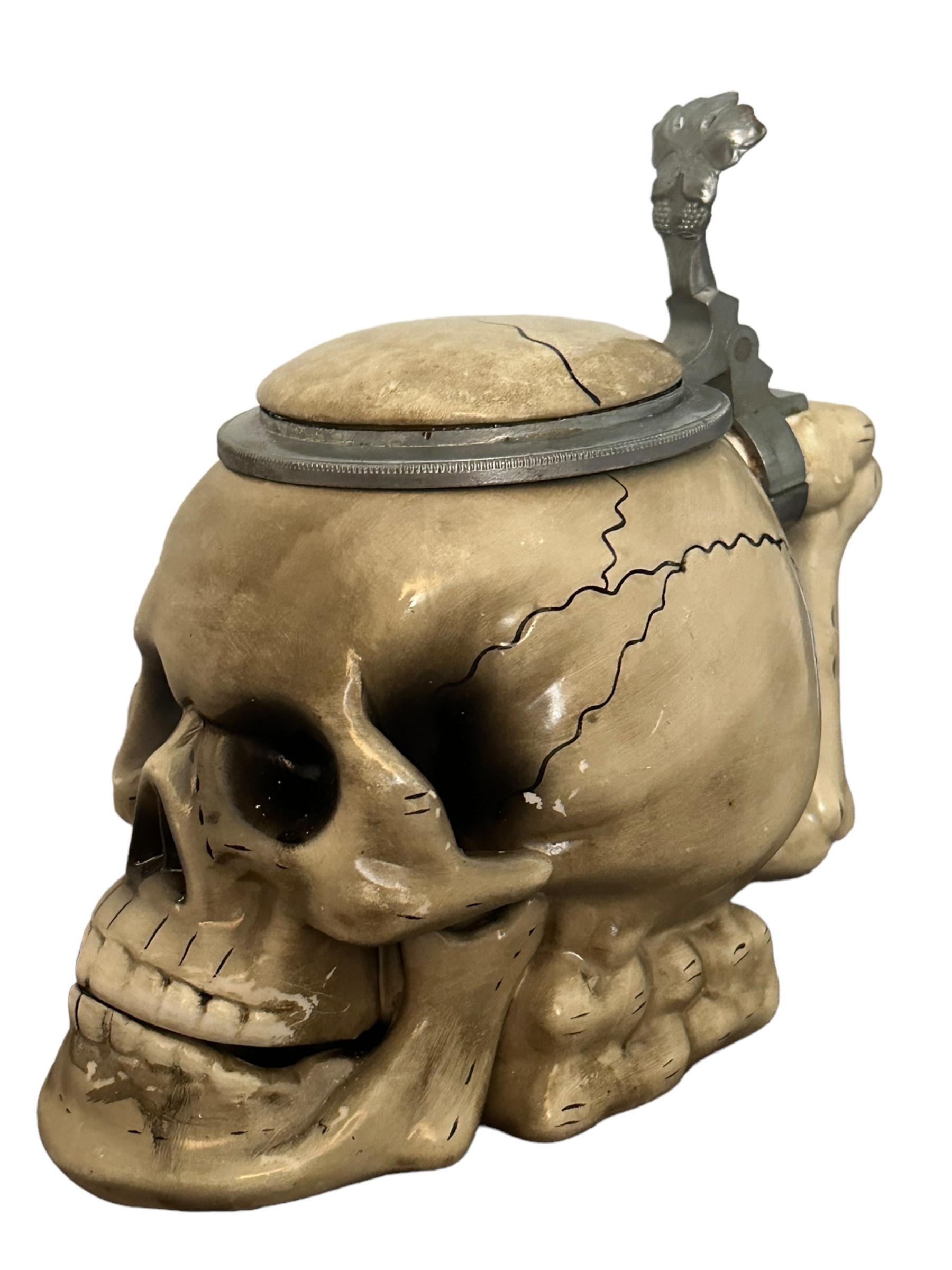 Antiguo Stein de Cerveza con Tapa de Calavera de Alemania, E. Bohne, Alemania, Años 30 - 1945 Cerámico