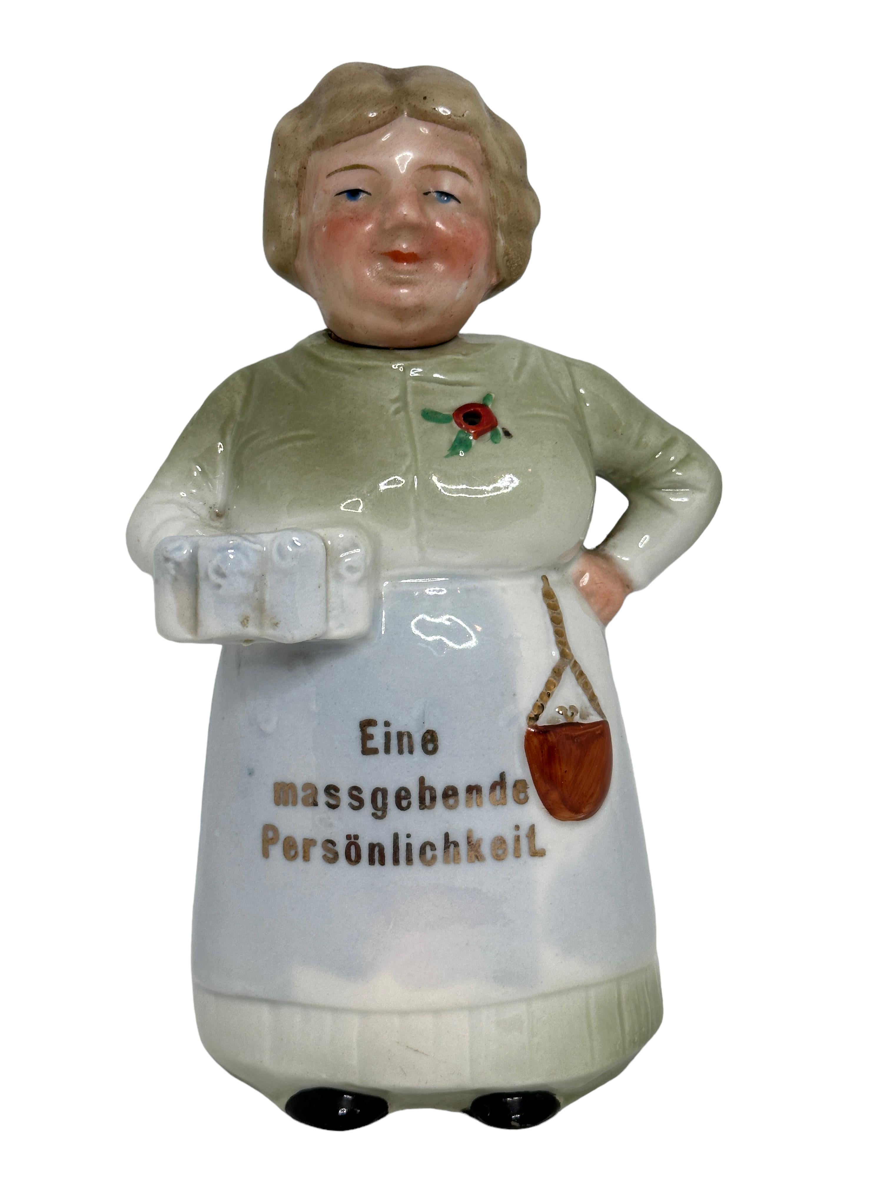 Eine prächtige Charakterflasche - eine traditionelle bayerische Kellnerin. Diese Charakterflasche wurde in Deutschland ca. 1930er Jahre oder älter hergestellt, zugeschrieben E. Bohne, Thüringen Deutschland. Absolut wunderschönes Stück, handbemalt