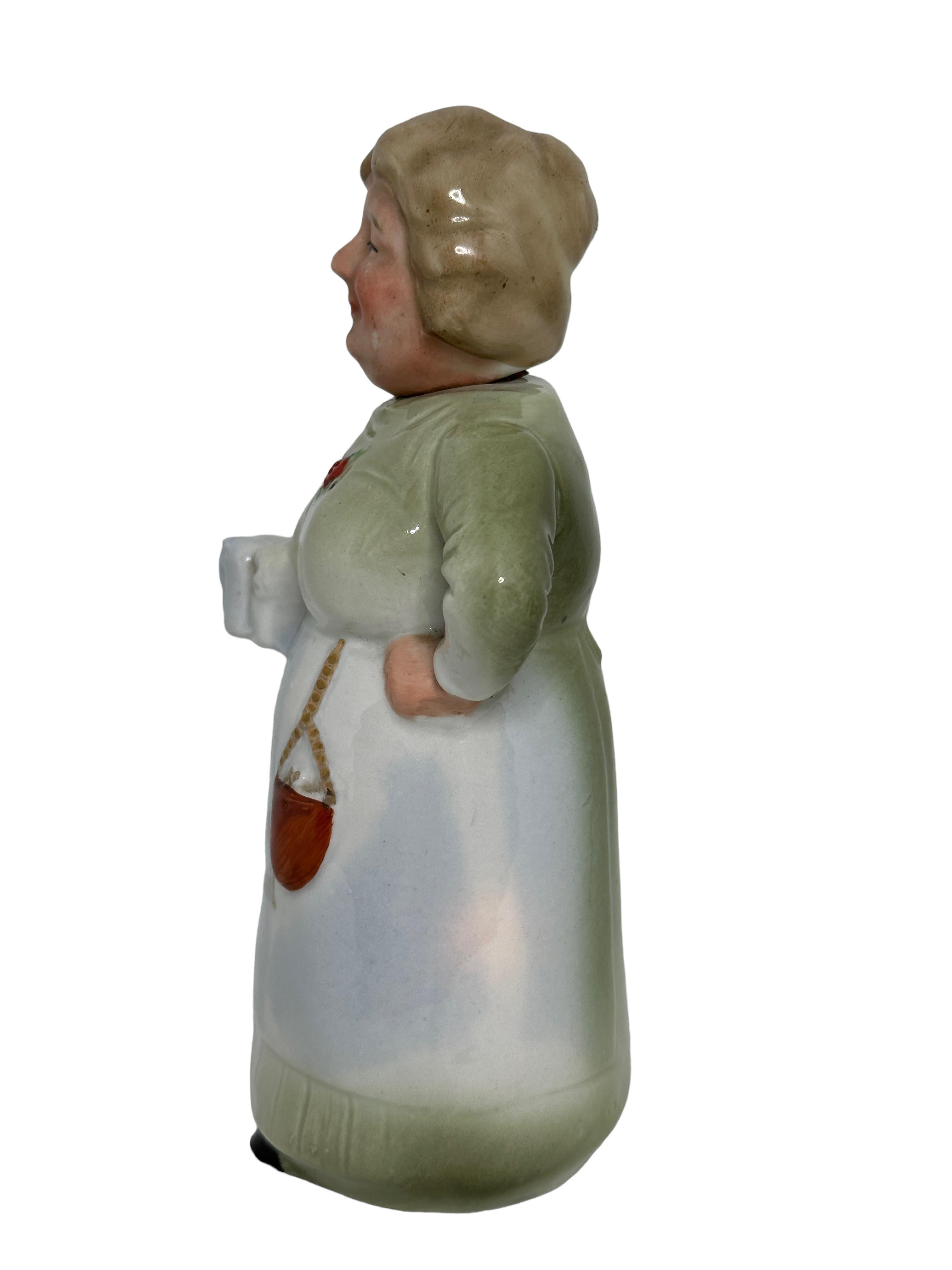 Antike Germany Liqueur Character Waitress-Flasche, E. Bohne, Deutschland 1900er Jahre (Art nouveau) im Angebot