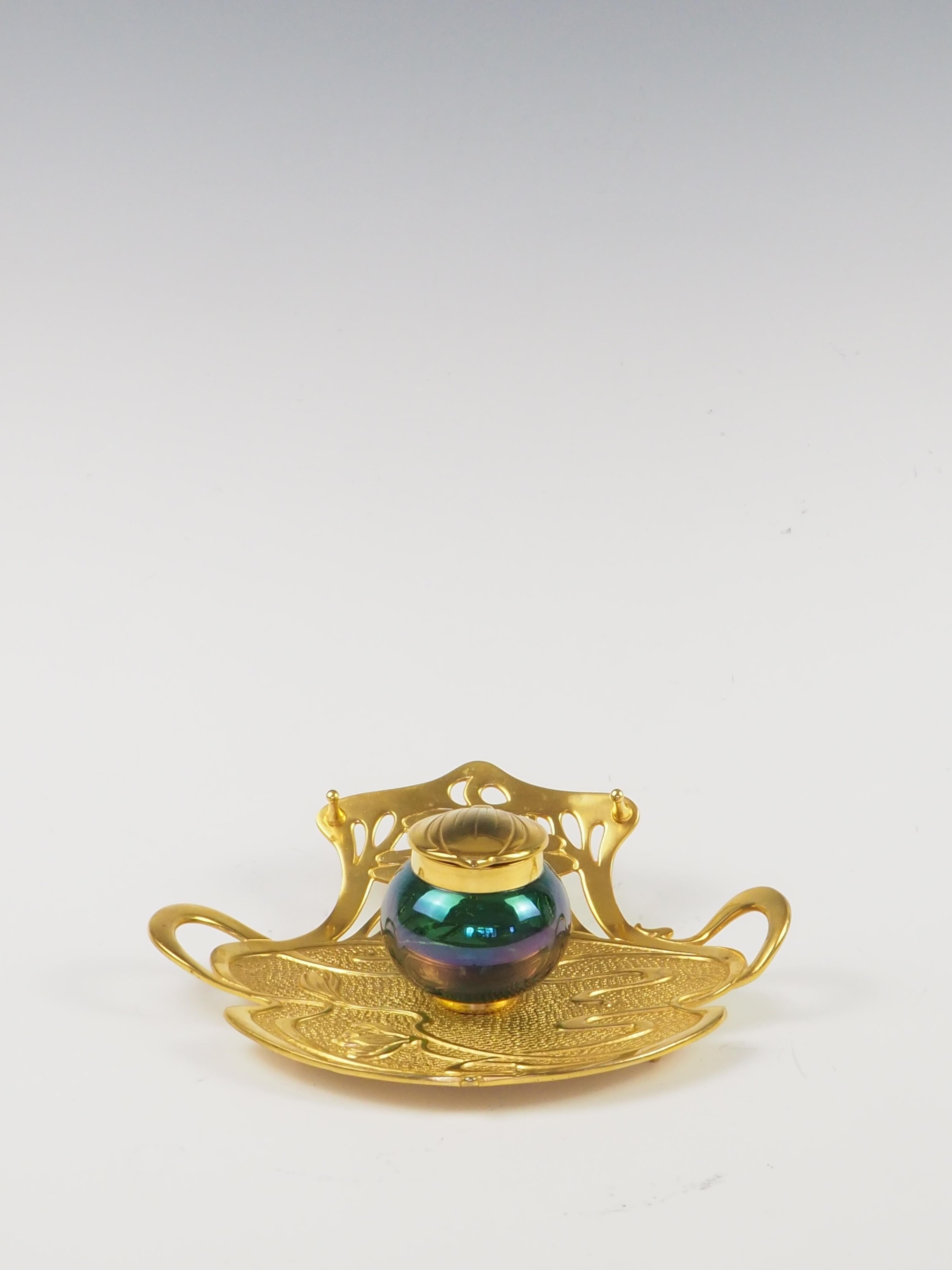 Antico calamaio viennese Geschutzt Art Nouveau in bronzo con vetro artistico

Questo squisito calamaio Geschützt in stile Art Nouveau viennese è un esempio magistrale di artigianato dei primi del Novecento. Realizzato in bronzo dorato, presenta