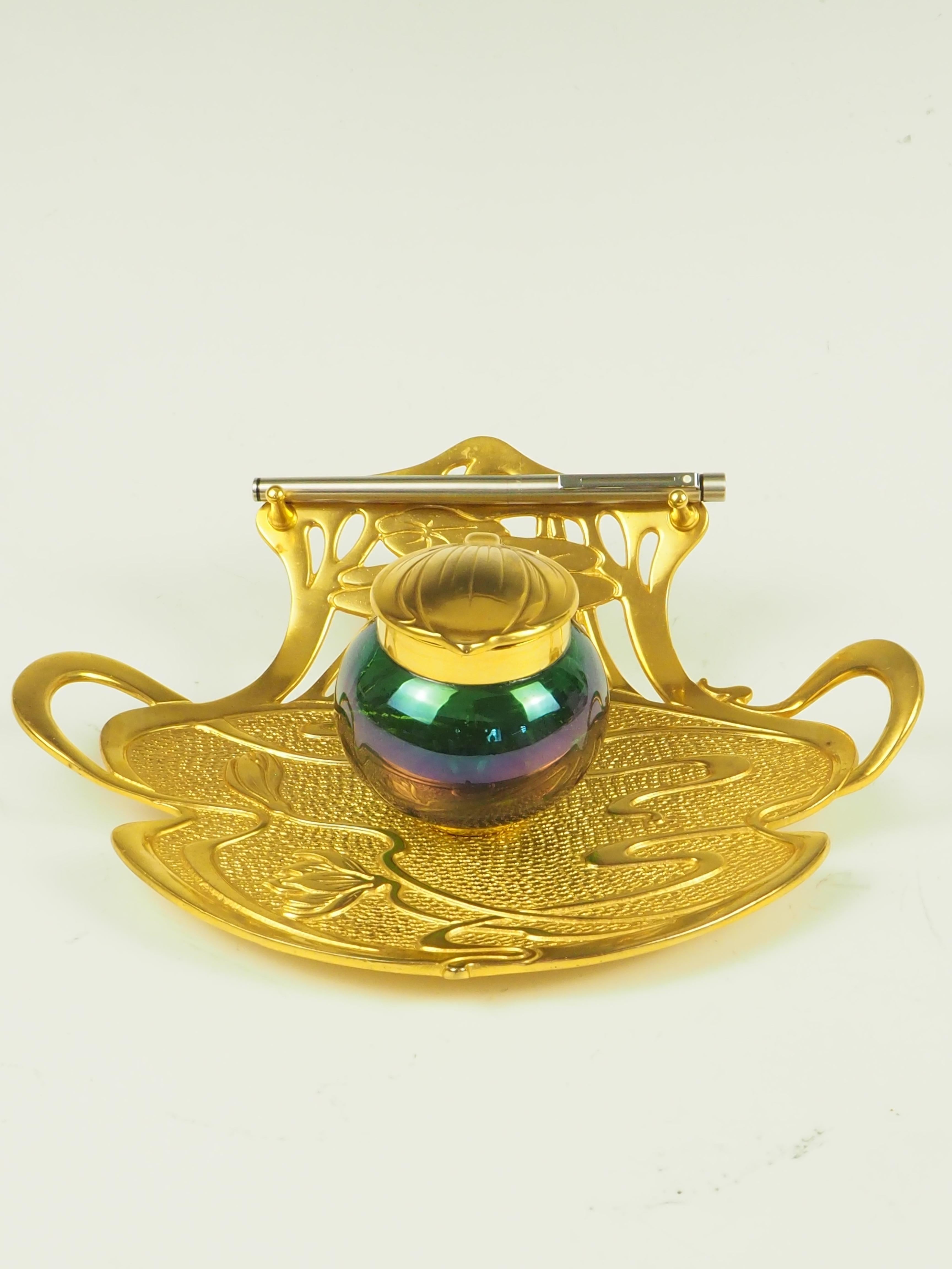 XIX secolo Antico calamaio viennese Geschutzt Art Nouveau in bronzo con vetro artistico in vendita