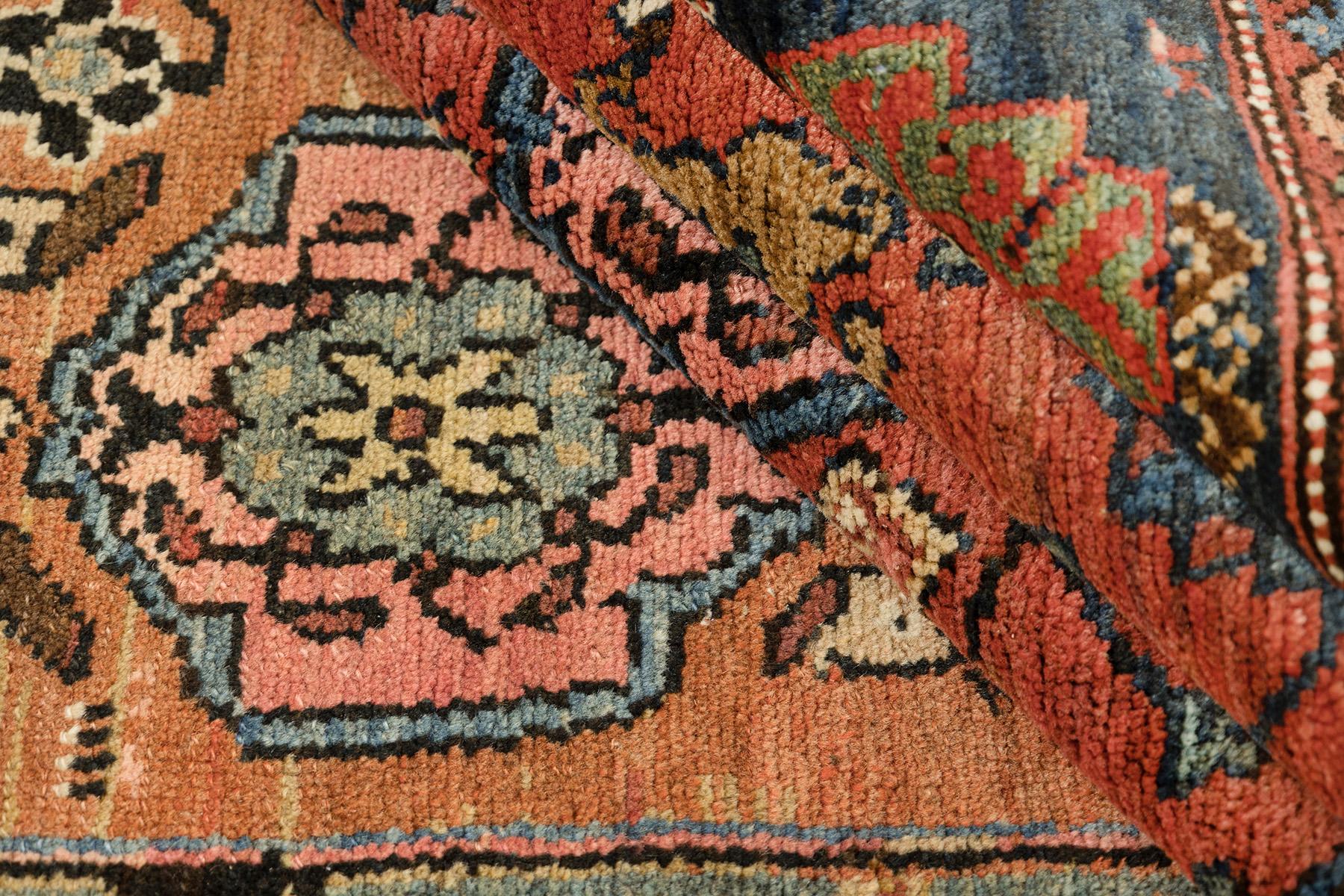 Antiker Gharajeh-Teppich, handgeknüpft, 6,7 × 4,9 Fuß - Rot, Marine & Blau (Wolle) im Angebot