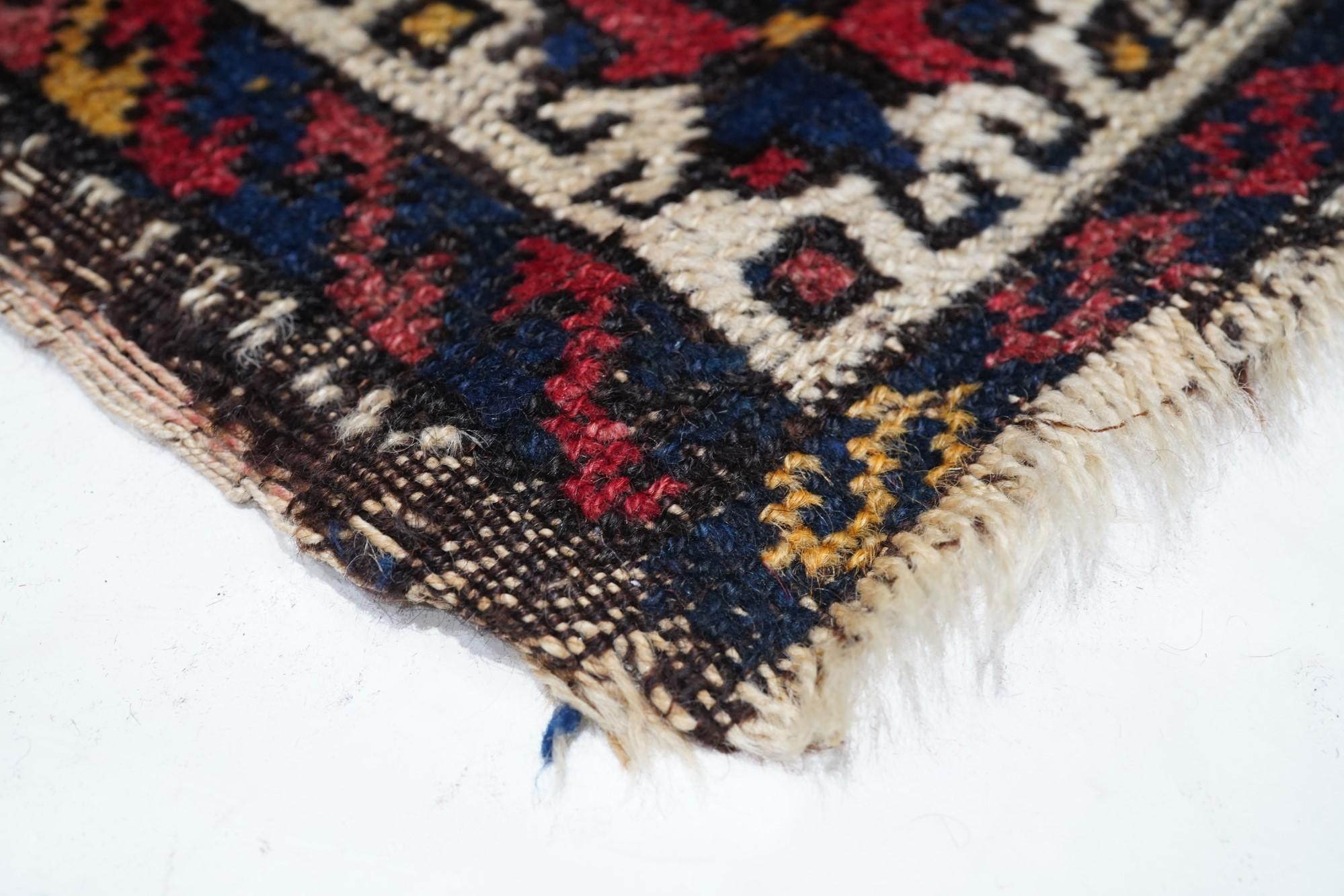 Antique Ghashgaie Rug In Good Condition For Sale In New York, NY