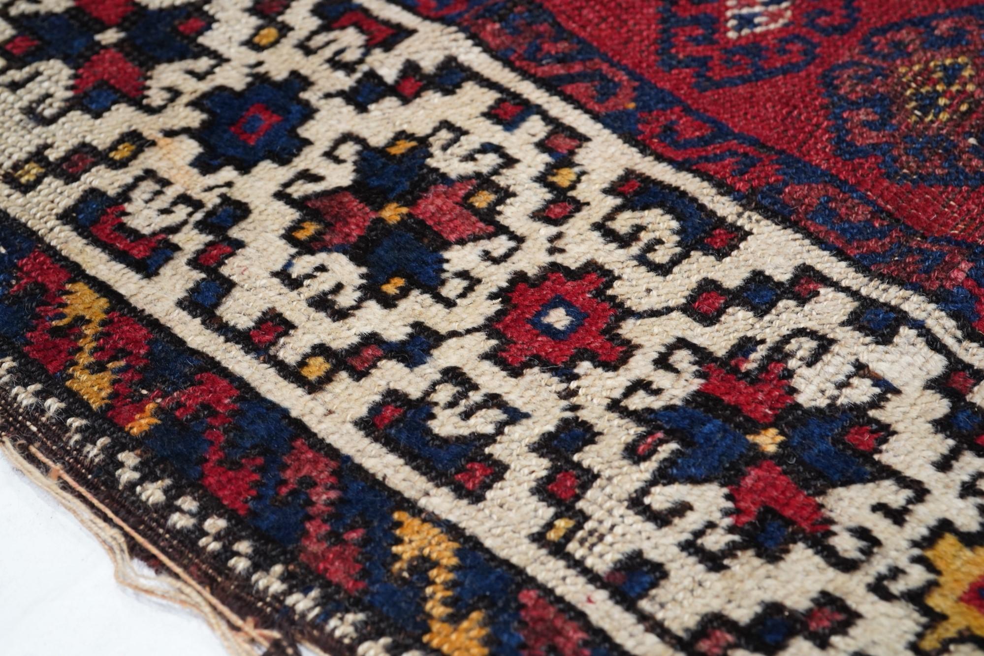 Antiker Ghashghai-Teppich 4'3'' x 9'5'' im Zustand „Gut“ im Angebot in New York, NY