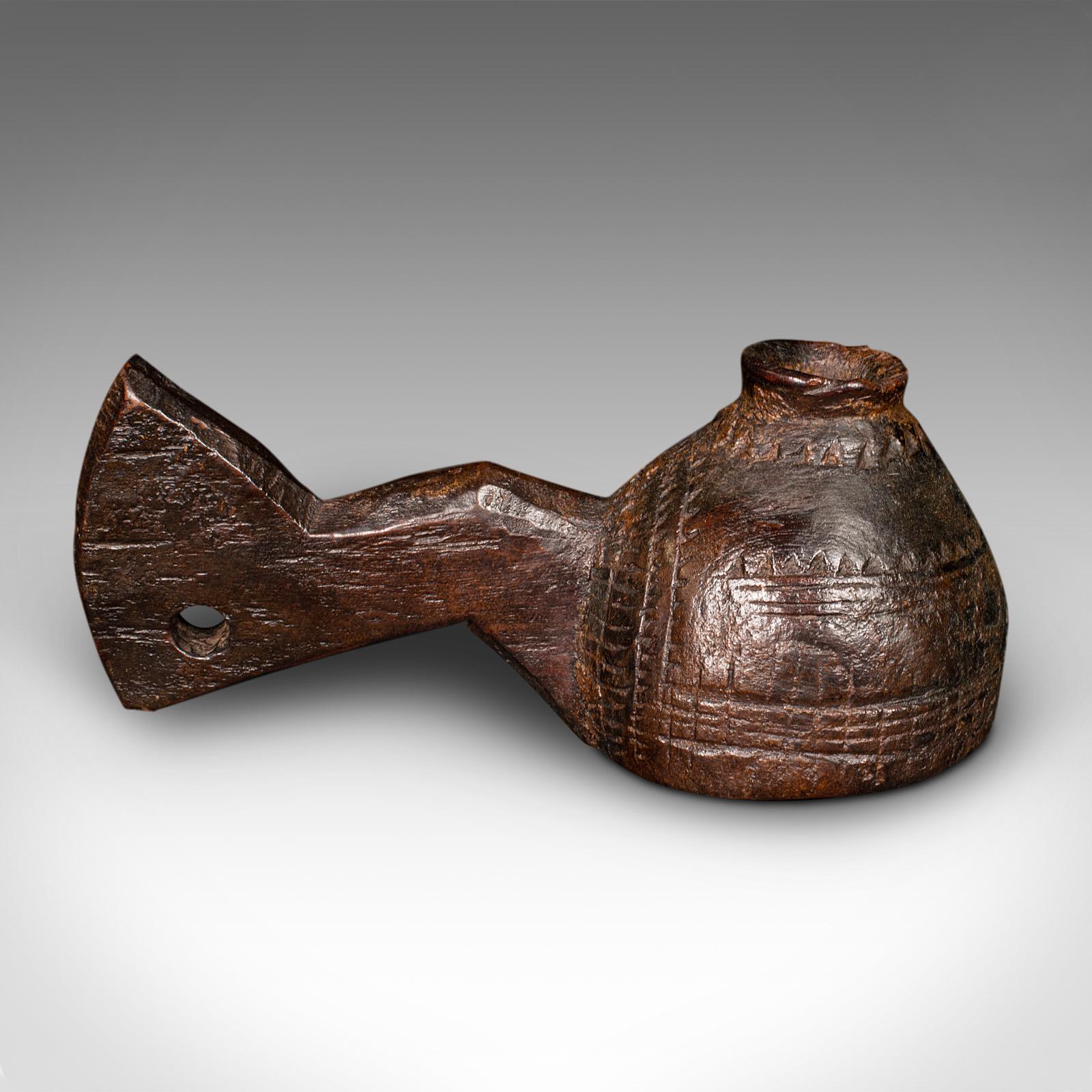 Dies ist ein antiker Ghee-Servierkrug. Ein indianischer Trinkbecher aus Hartholz oder eine dekorative Kerzendüse aus der Mitte des Viktorianischen Zeitalters, um 1860.

Faszinierend naiver Baum mit außergewöhnlicher Verwitterung
Zeigt eine
