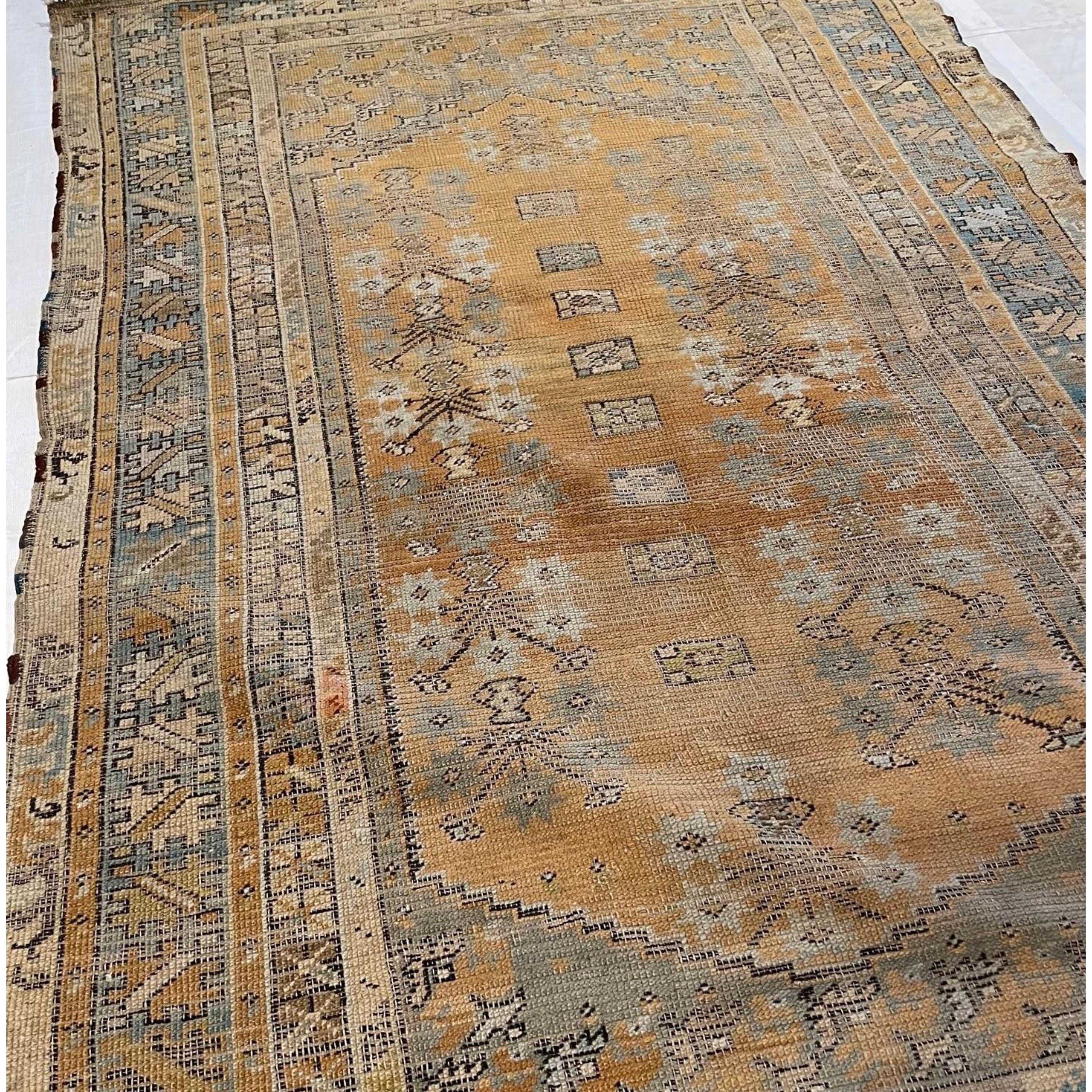 Antique Indian Rugs – Not all the rugs that were woven in India are easy to categorize. That is why we created this antique Indian rugs section. Here you will find Indian rugs of which the origin city isn’t specifically identified. This blanket