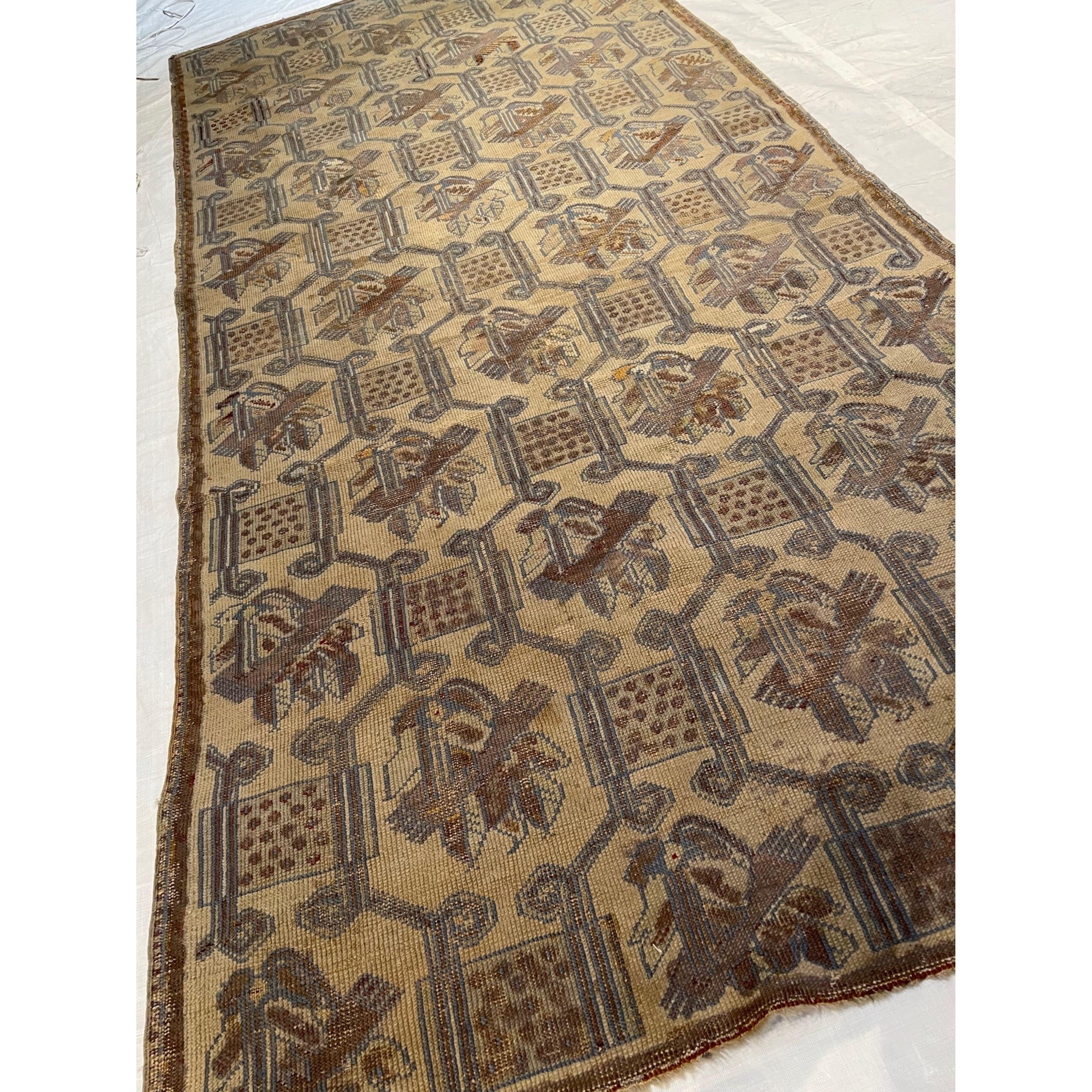Antike indische Teppiche - Nicht alle Teppiche, die in Indien gewebt wurden, sind leicht zu kategorisieren. Aus diesem Grund haben wir diese Rubrik für antike indische Teppiche eingerichtet. Hier finden Sie indische Teppiche, bei denen die