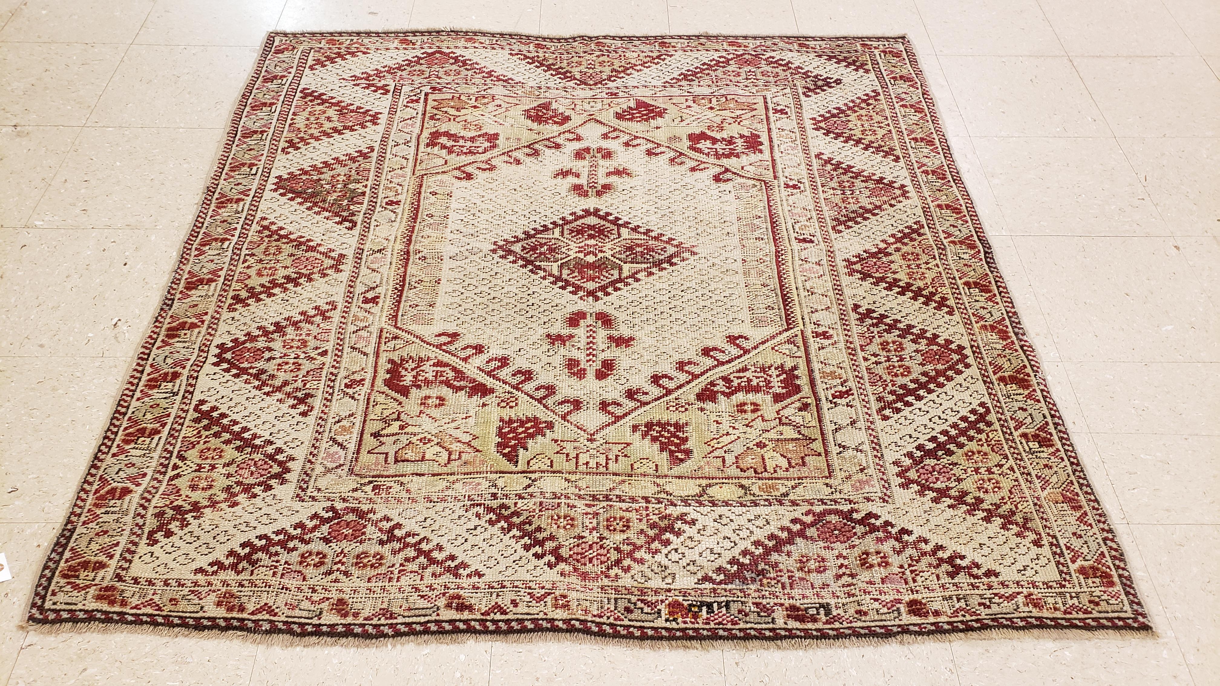 Antique Ghiordes Rug, Handmade Turkish Oriental Rug, Beige, Taupe In Good Condition For Sale In Port Washington, NY