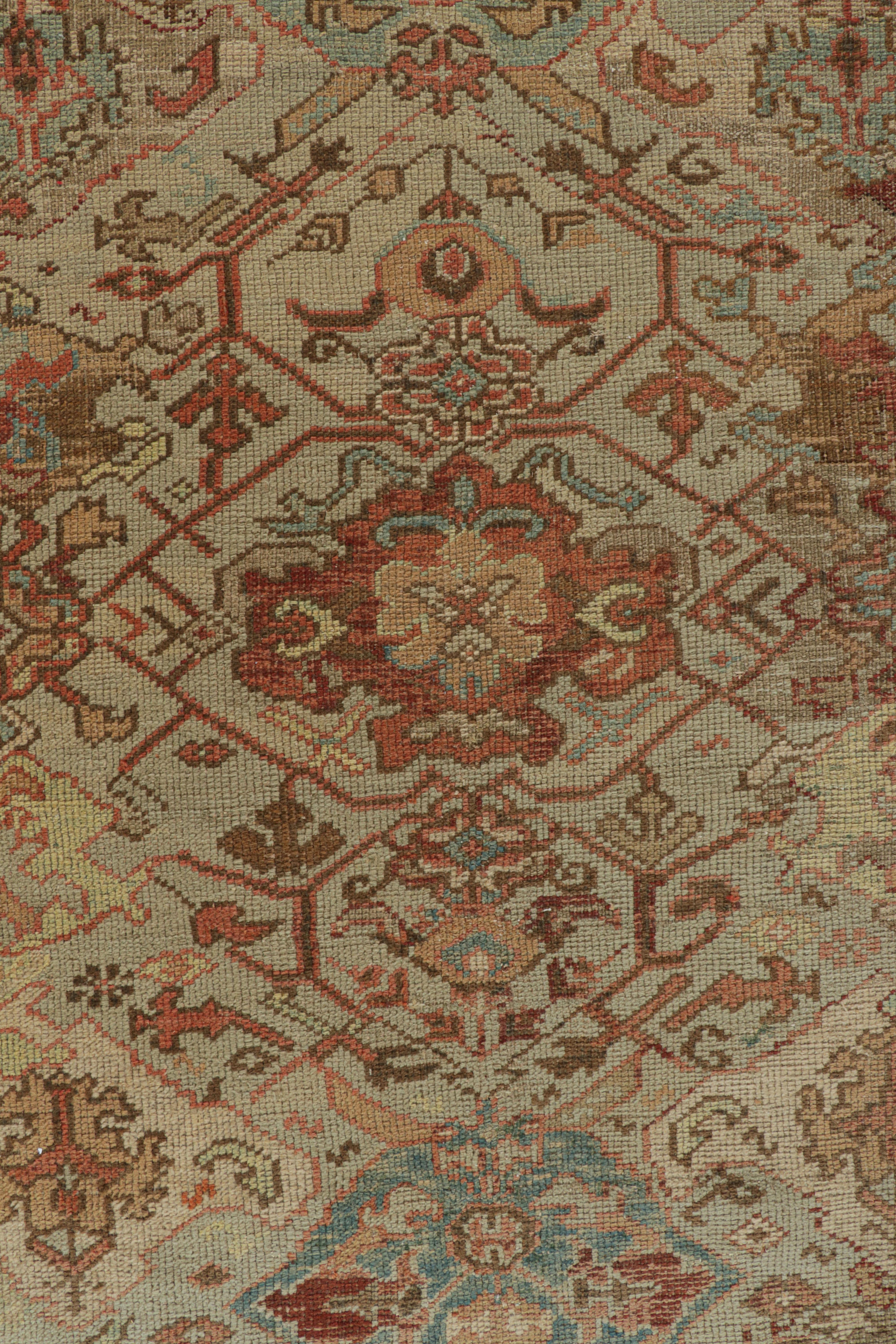 Début du 20ème siècle Tapis Ghiordes antique à motifs floraux beiges, rouges et bleus de Rug & Kilim en vente