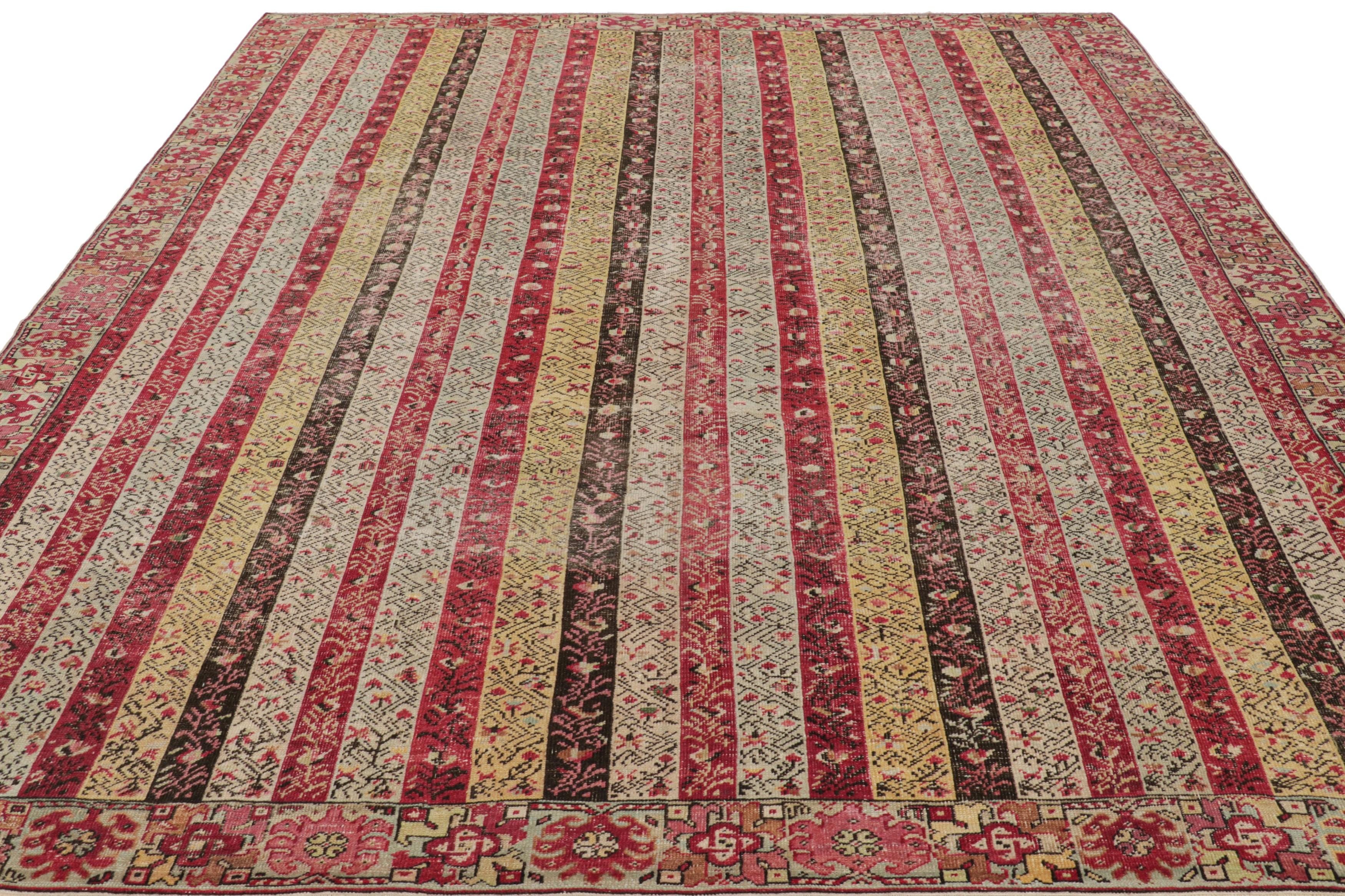 Annodato a mano Antico tappeto Ghiordes con strisce policrome e motivi floreali - Rug & Kilim in vendita
