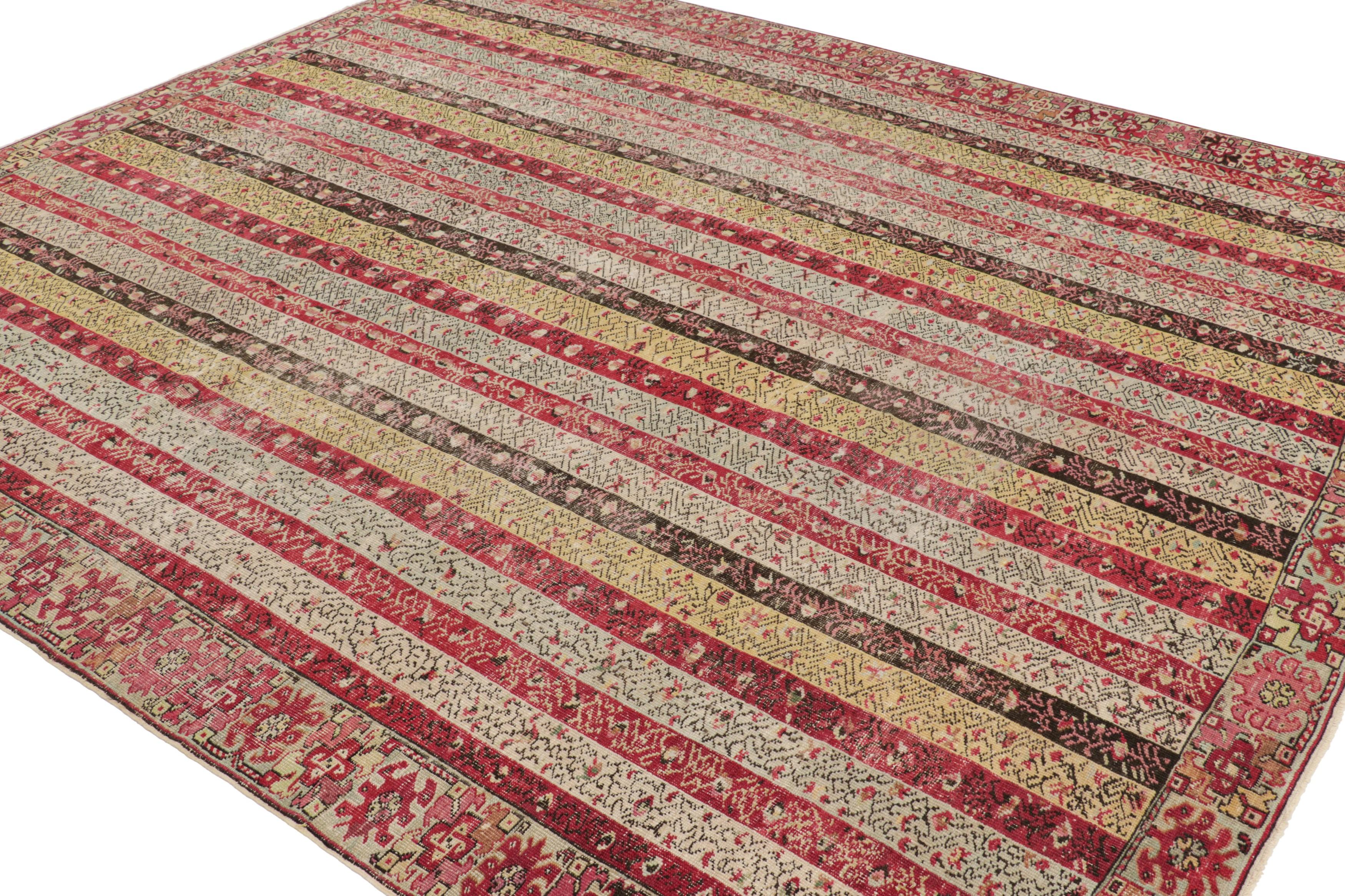 Antico tappeto Ghiordes con strisce policrome e motivi floreali - Rug & Kilim In condizioni buone in vendita a Long Island City, NY