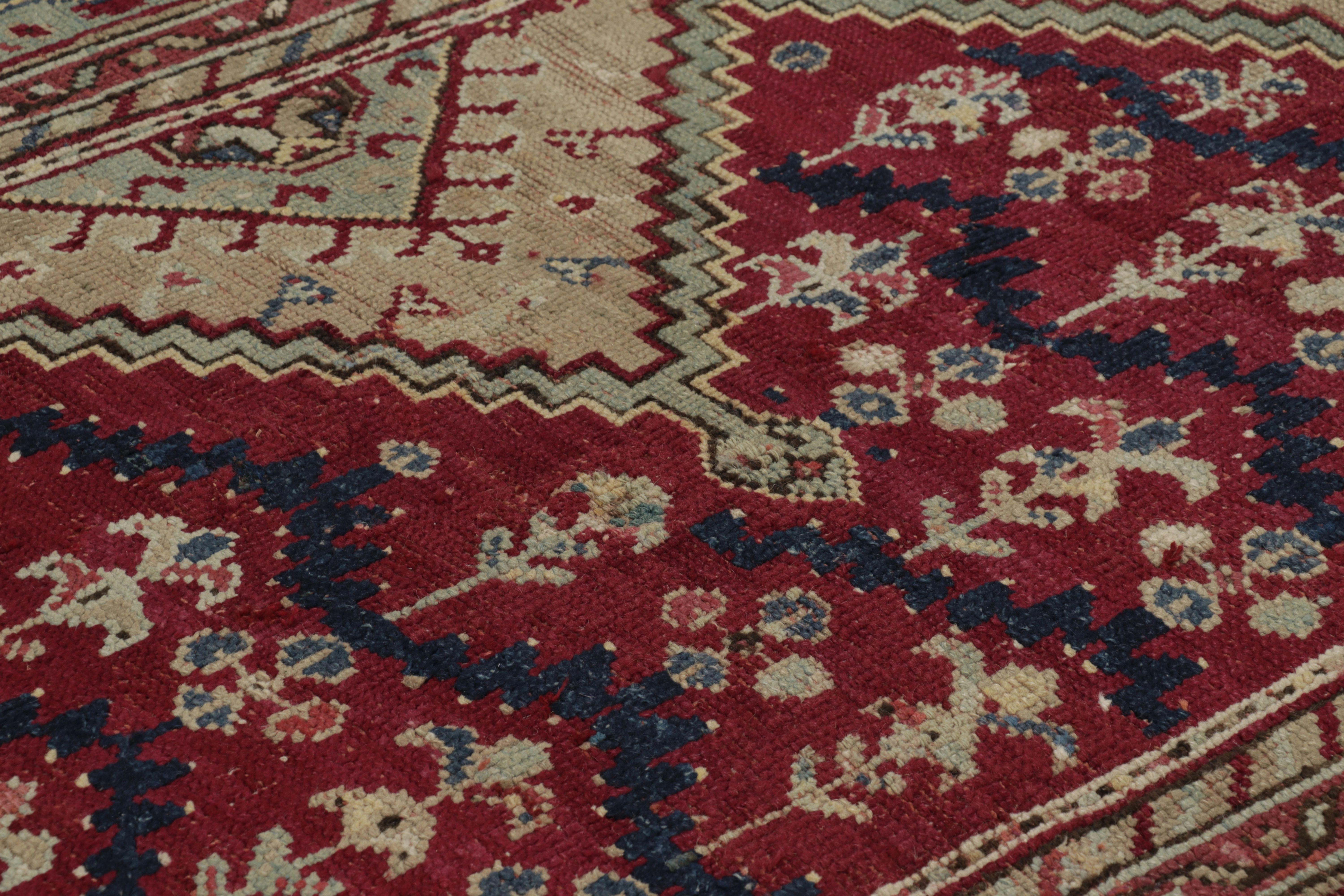 Annodato a mano Tappeto antico Ghiordes Runner, rosso ricco con densi motivi floreali - Rug & Kilim in vendita
