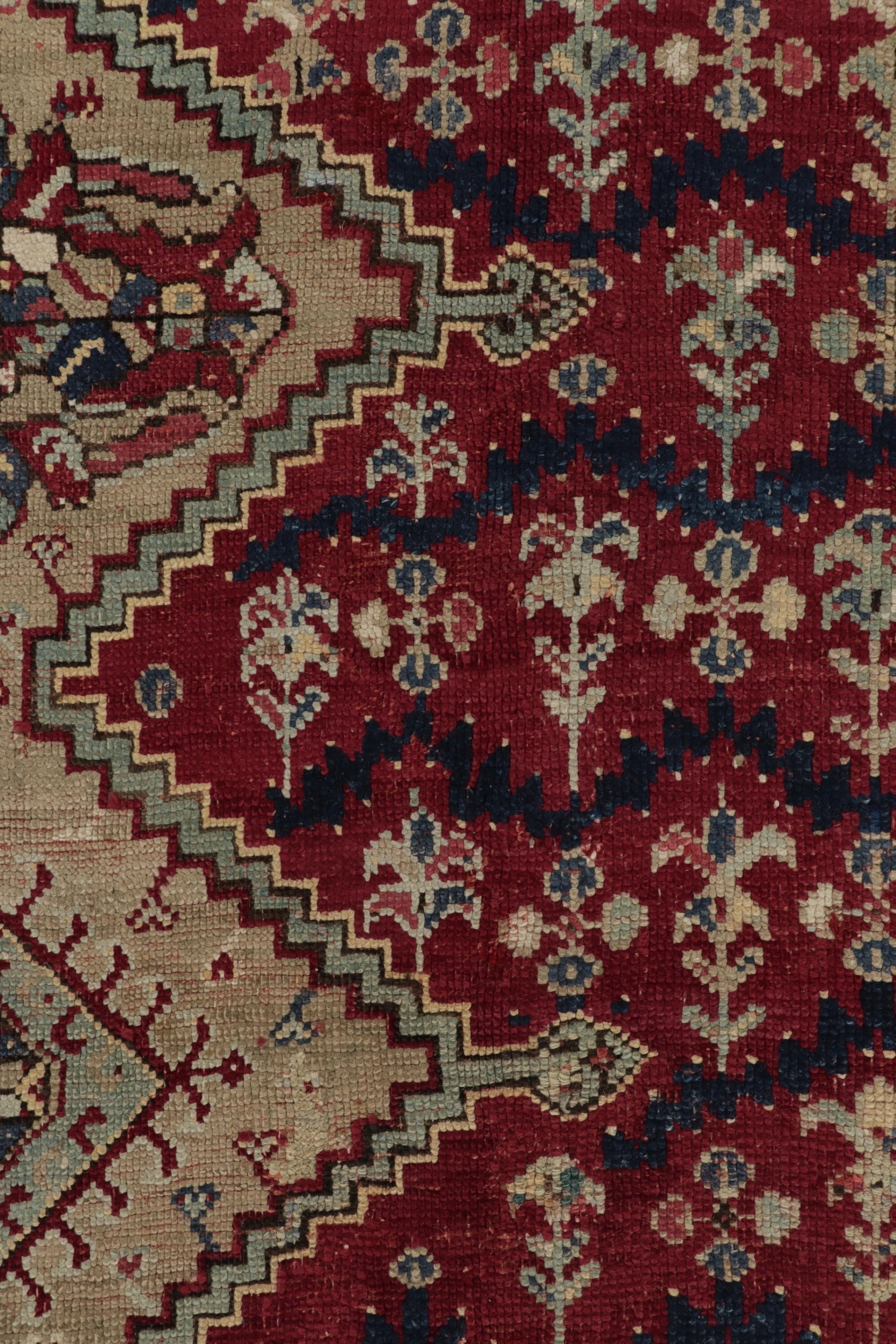 Tappeto antico Ghiordes Runner, rosso ricco con densi motivi floreali - Rug & Kilim In condizioni buone in vendita a Long Island City, NY