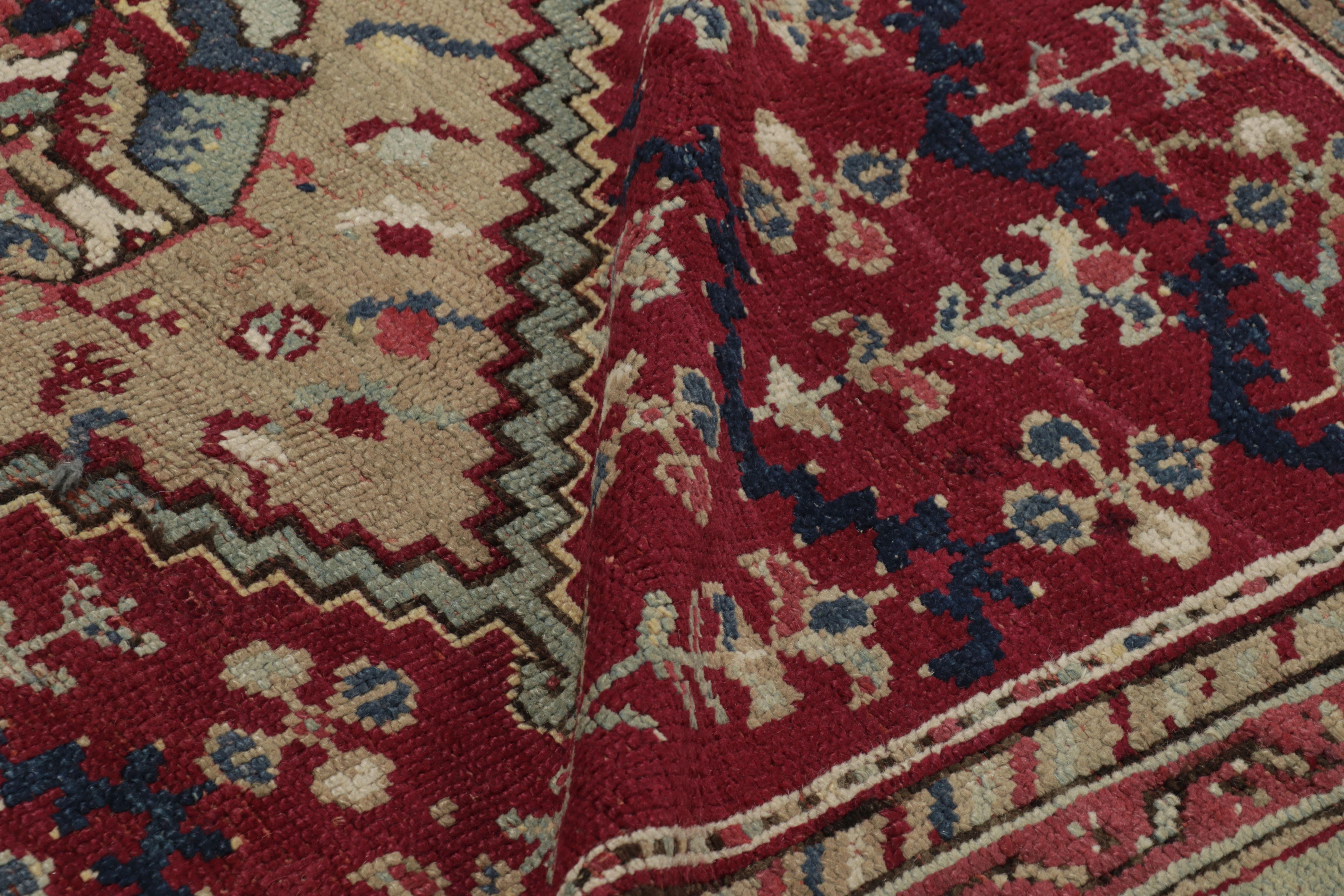 Lana Tappeto antico Ghiordes Runner, rosso ricco con densi motivi floreali - Rug & Kilim in vendita