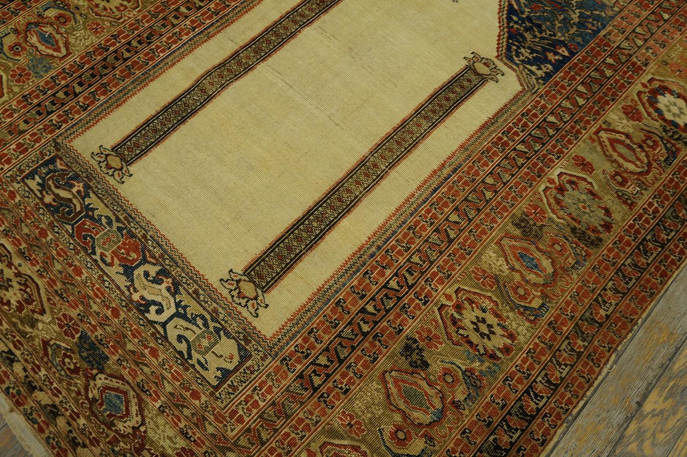 Mid 18th Century Turkish Ghiordes Prayer Carpet ( 3' 10' x 5' - 117 x 153 cm) For Sale 3