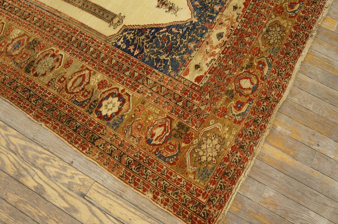 Mid 18th Century Turkish Ghiordes Prayer Carpet ( 3' 10' x 5' - 117 x 153 cm) For Sale 4