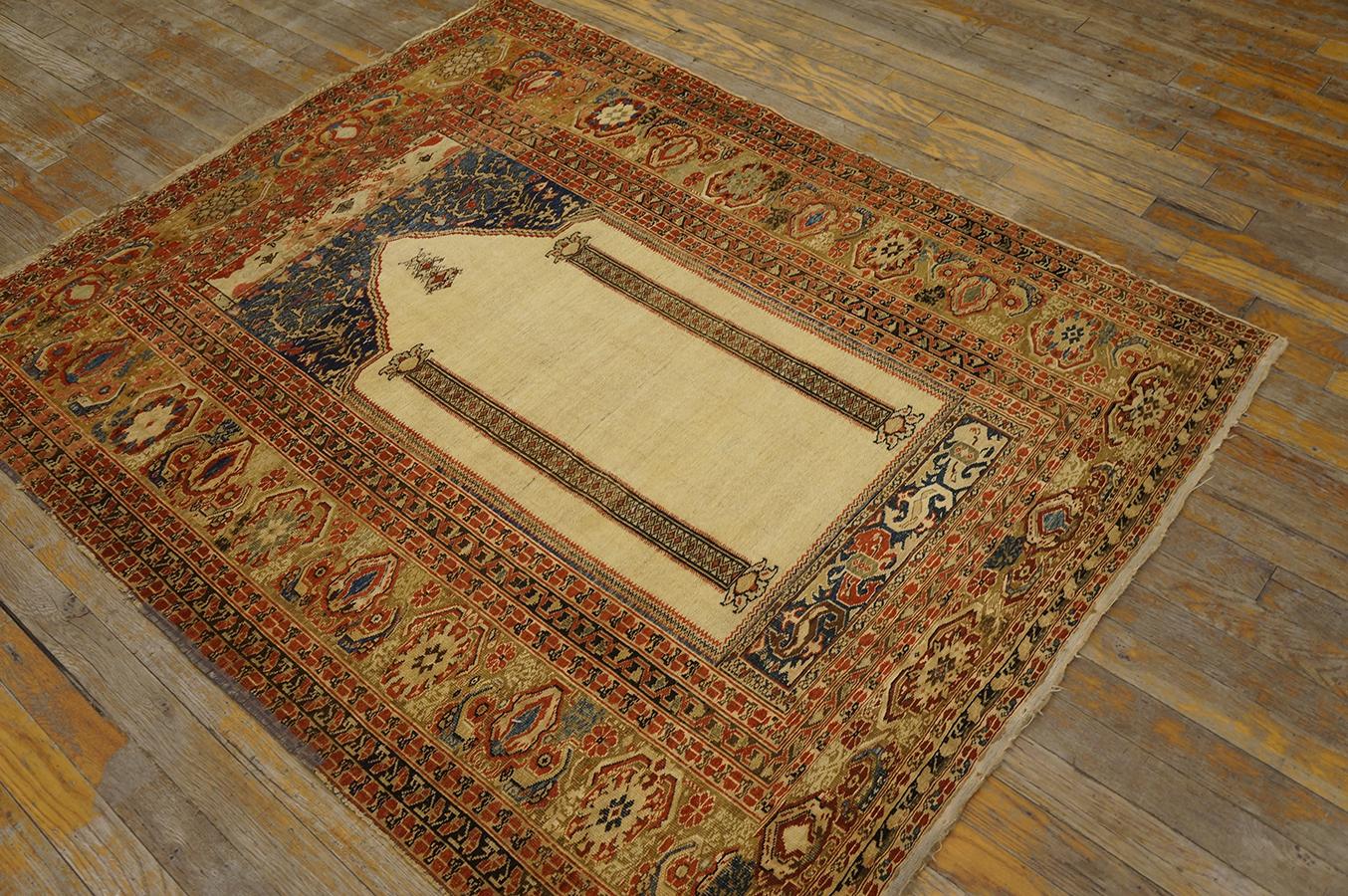 Türkischer Ghiordes-Gebetteppich aus der Mitte des 18. Jahrhunderts ( 3' 10' x 5' - 117 x 153 cm) (Handgeknüpft) im Angebot