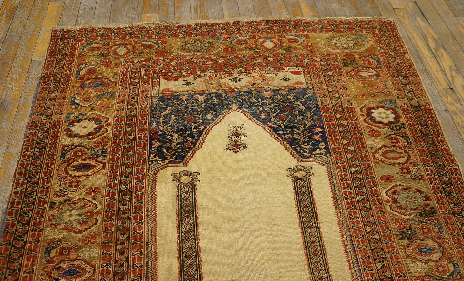 Hand-Knotted Mid 18th Century Turkish Ghiordes Prayer Carpet ( 3' 10' x 5' - 117 x 153 cm) For Sale