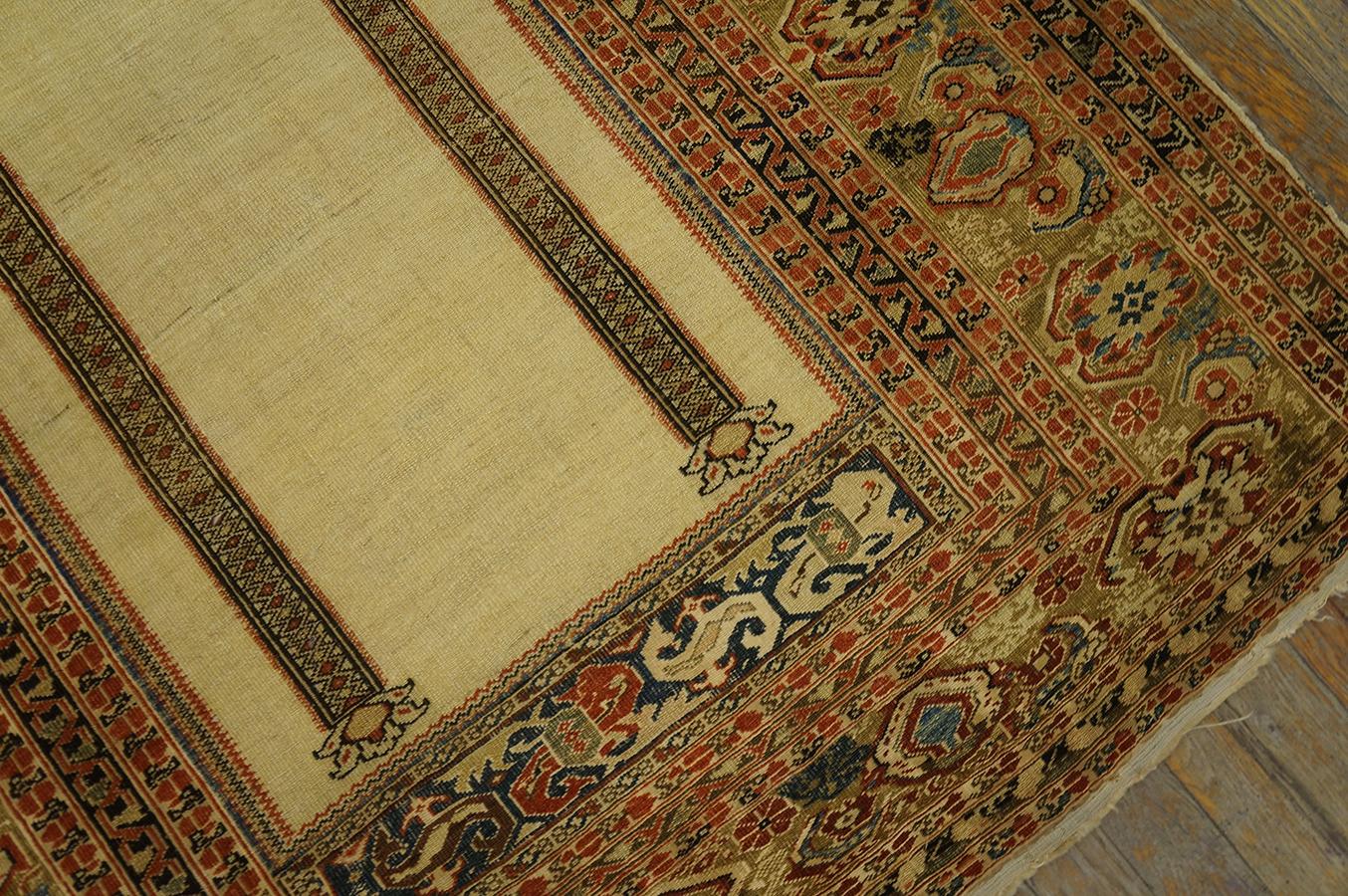 Türkischer Ghiordes-Gebetteppich aus der Mitte des 18. Jahrhunderts ( 3' 10' x 5' - 117 x 153 cm) (Wolle) im Angebot
