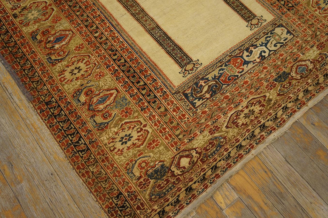 Mid-18th Century Mid 18th Century Turkish Ghiordes Prayer Carpet ( 3' 10' x 5' - 117 x 153 cm) For Sale