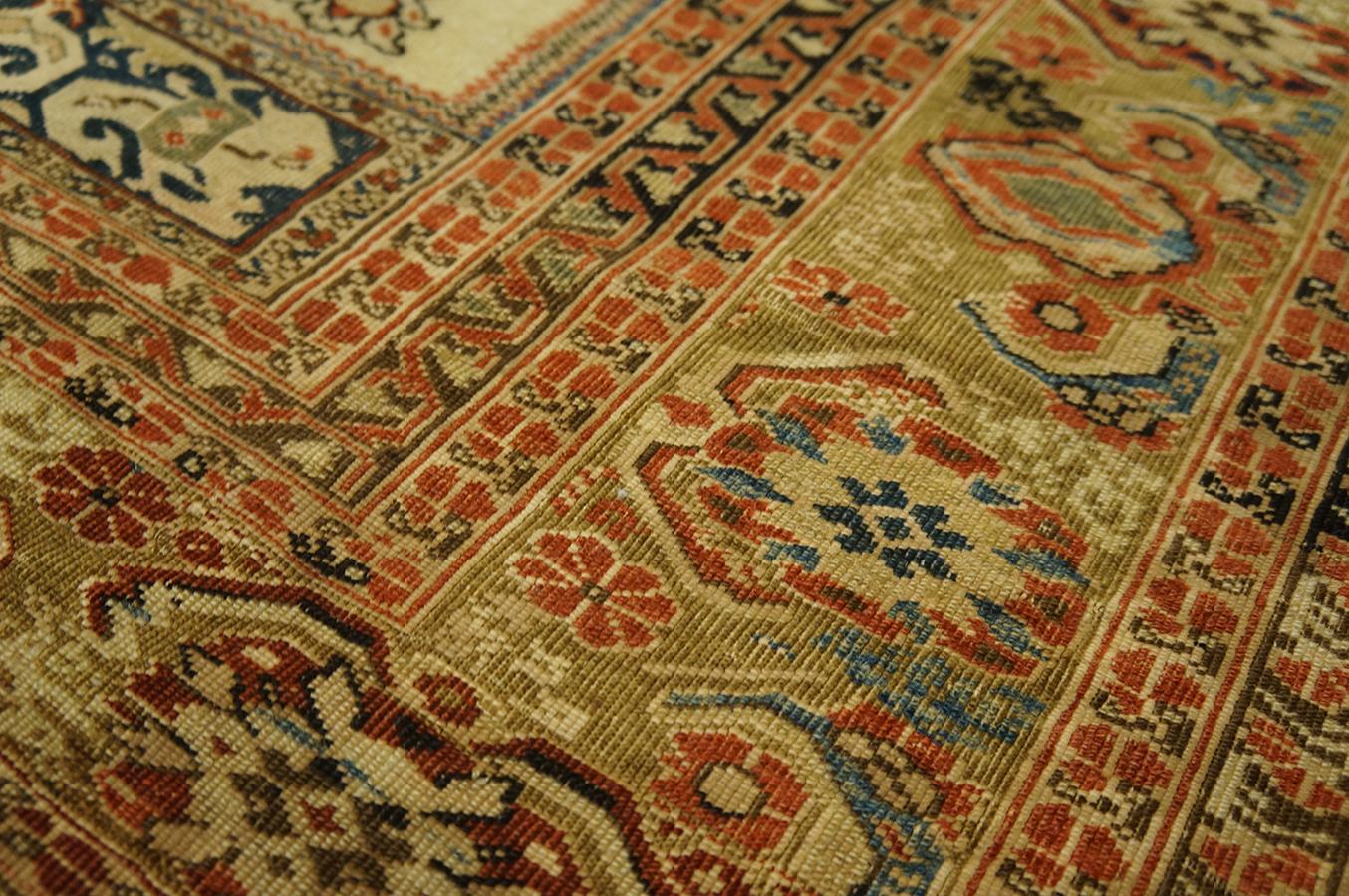 Mid 18th Century Turkish Ghiordes Prayer Carpet ( 3' 10' x 5' - 117 x 153 cm) For Sale 1