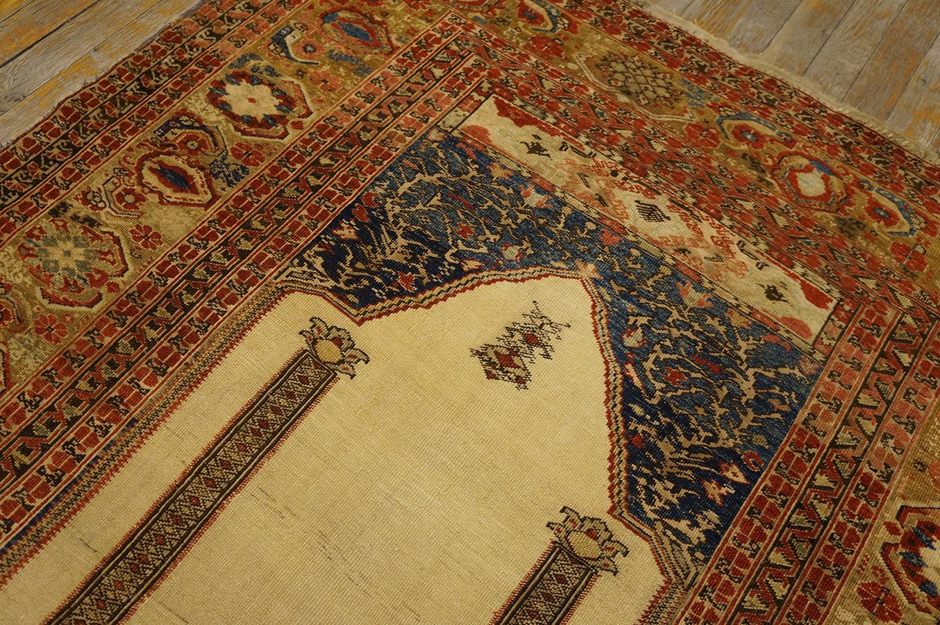 Türkischer Ghiordes-Gebetteppich aus der Mitte des 18. Jahrhunderts ( 3' 10' x 5' - 117 x 153 cm) im Angebot 4