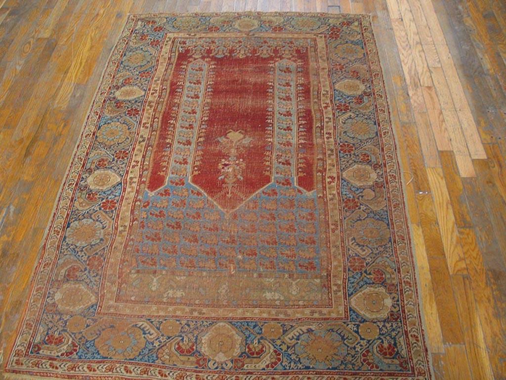 Türkischer Ghiordes Gebetsteppich aus der Mitte des 18. Jahrhunderts ( 4' x 6' -  122 x 183 )  im Zustand „Gut“ im Angebot in New York, NY