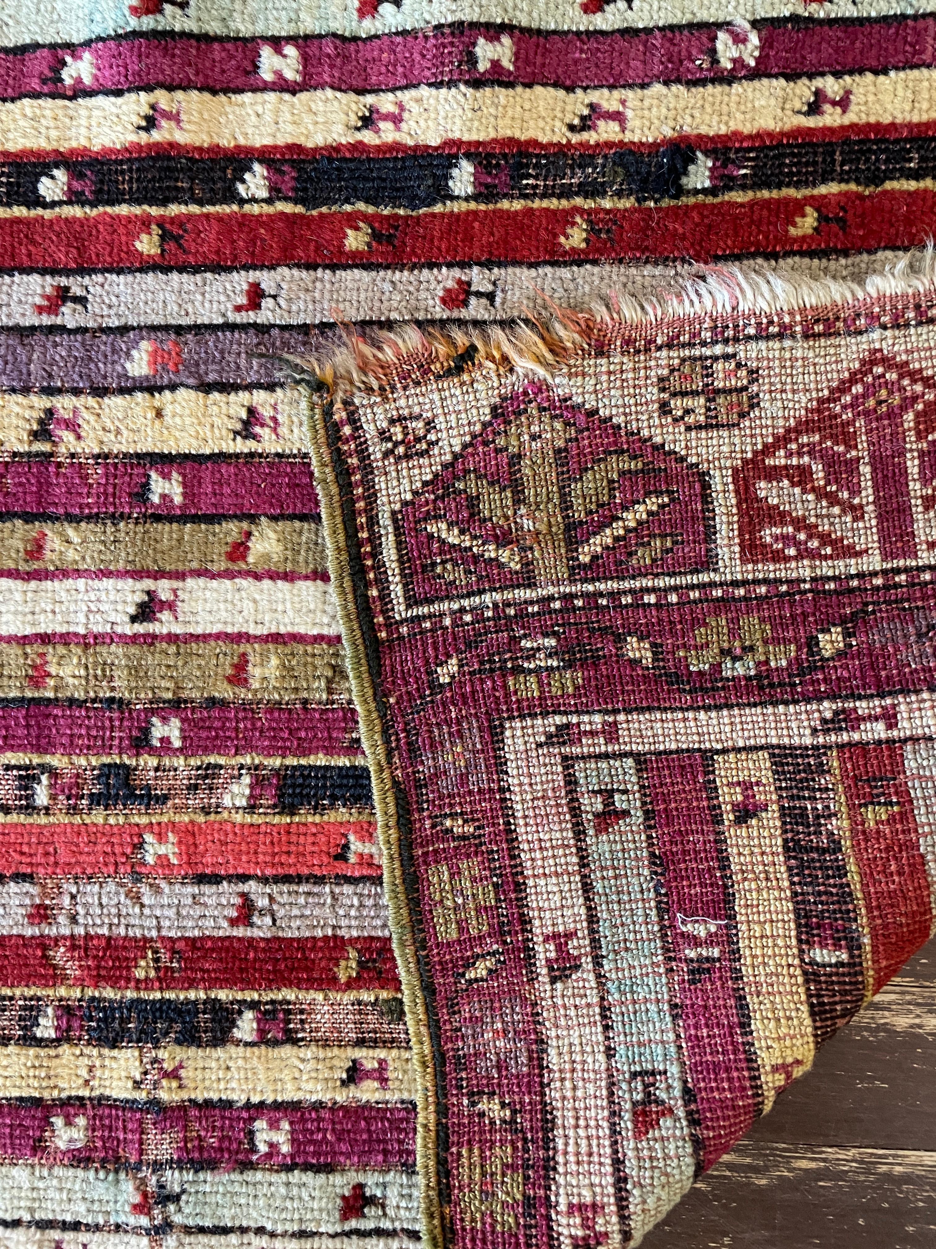 Antiker Ghiordes Yastik- anatolischer Teppich (Handgeknüpft) im Angebot