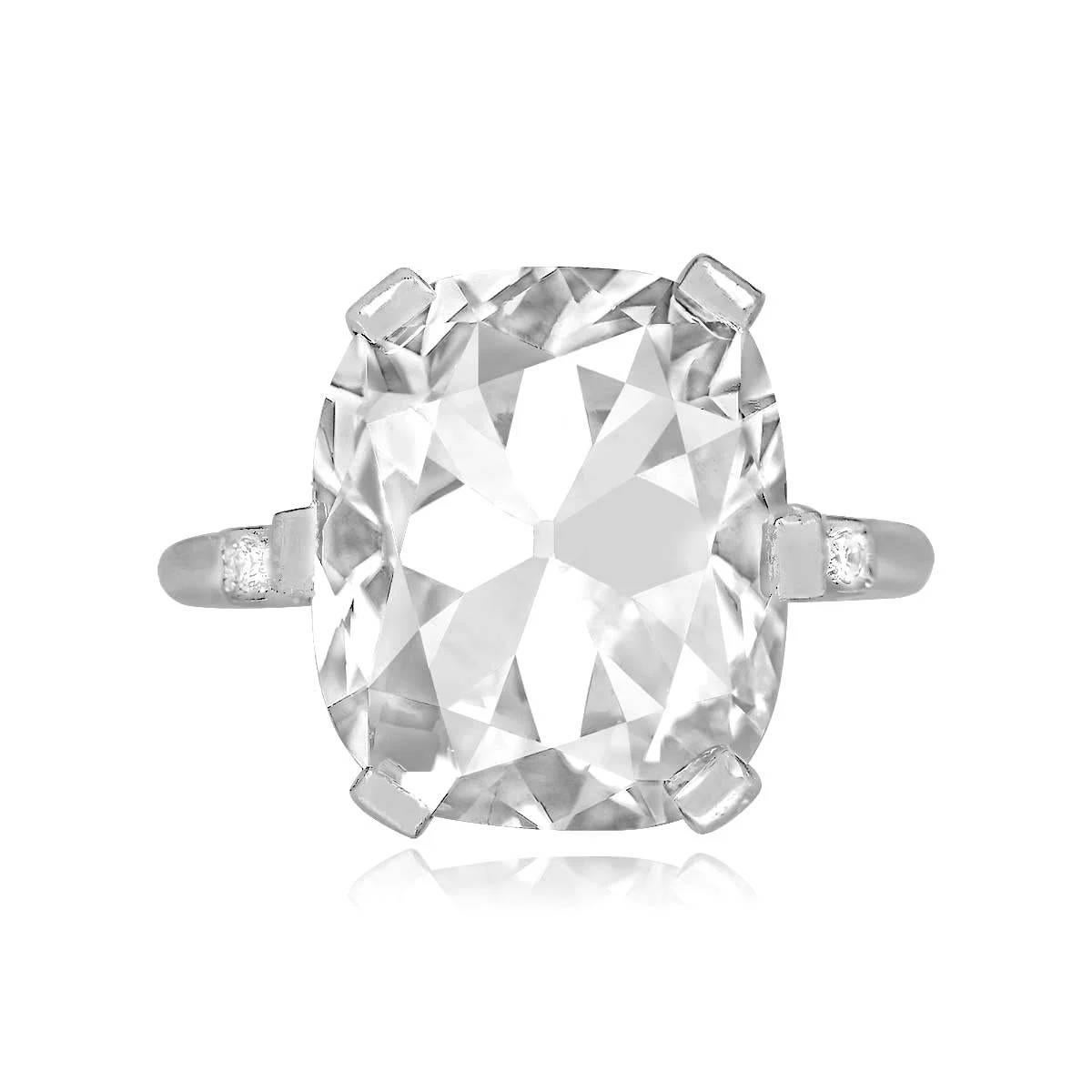 Ein beeindruckender Art-Déco-Ring mit einem GIA-zertifizierten 10,08-Karat-Diamanten im länglichen antiken Kissenschliff mit K-Farbe und VS2-Klarheit. Die Untergalerie und die Schultern sind mit Diamanten verziert, und die Untergalerie ziert ein