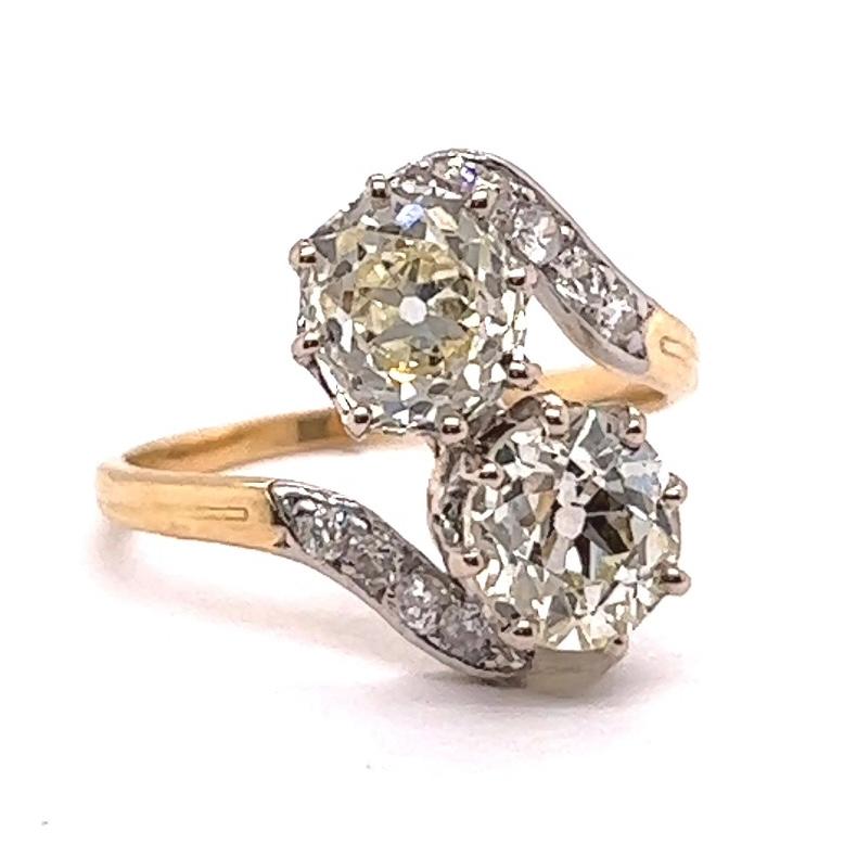Antique GIA 1.70/1.56 Carats Old European Cut Diamonds 18k Gold Toi et Moi Ring In Excellent Condition In Beverly Hills, CA