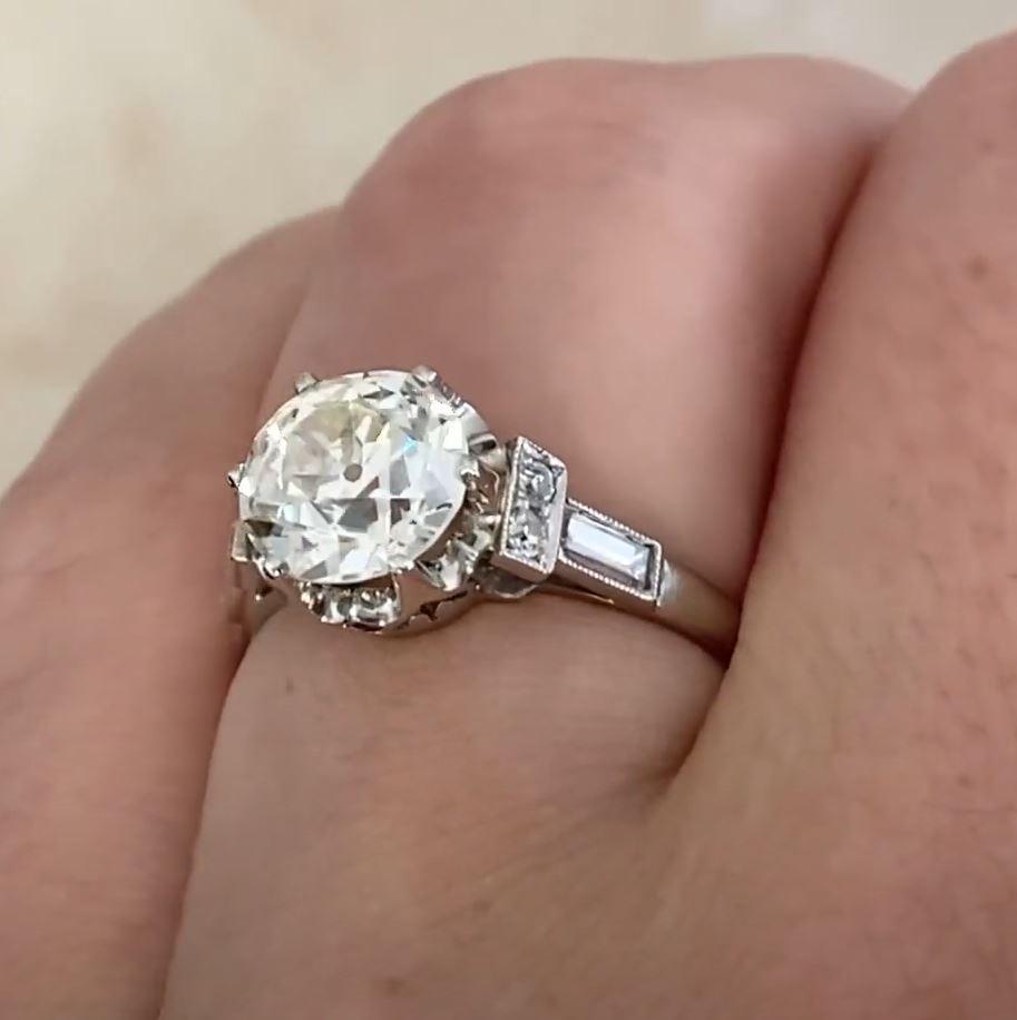 Dieser exquisite antike Ring ist ein wahrer Vertreter der Art-Déco-Ära, handgefertigt aus Platin um 1930. Sein Herzstück ist ein prächtiger Diamant im alten europäischen Schliff von ca. 2,00 Karat mit der Farbeinstufung K und der Reinheit VS1. Er