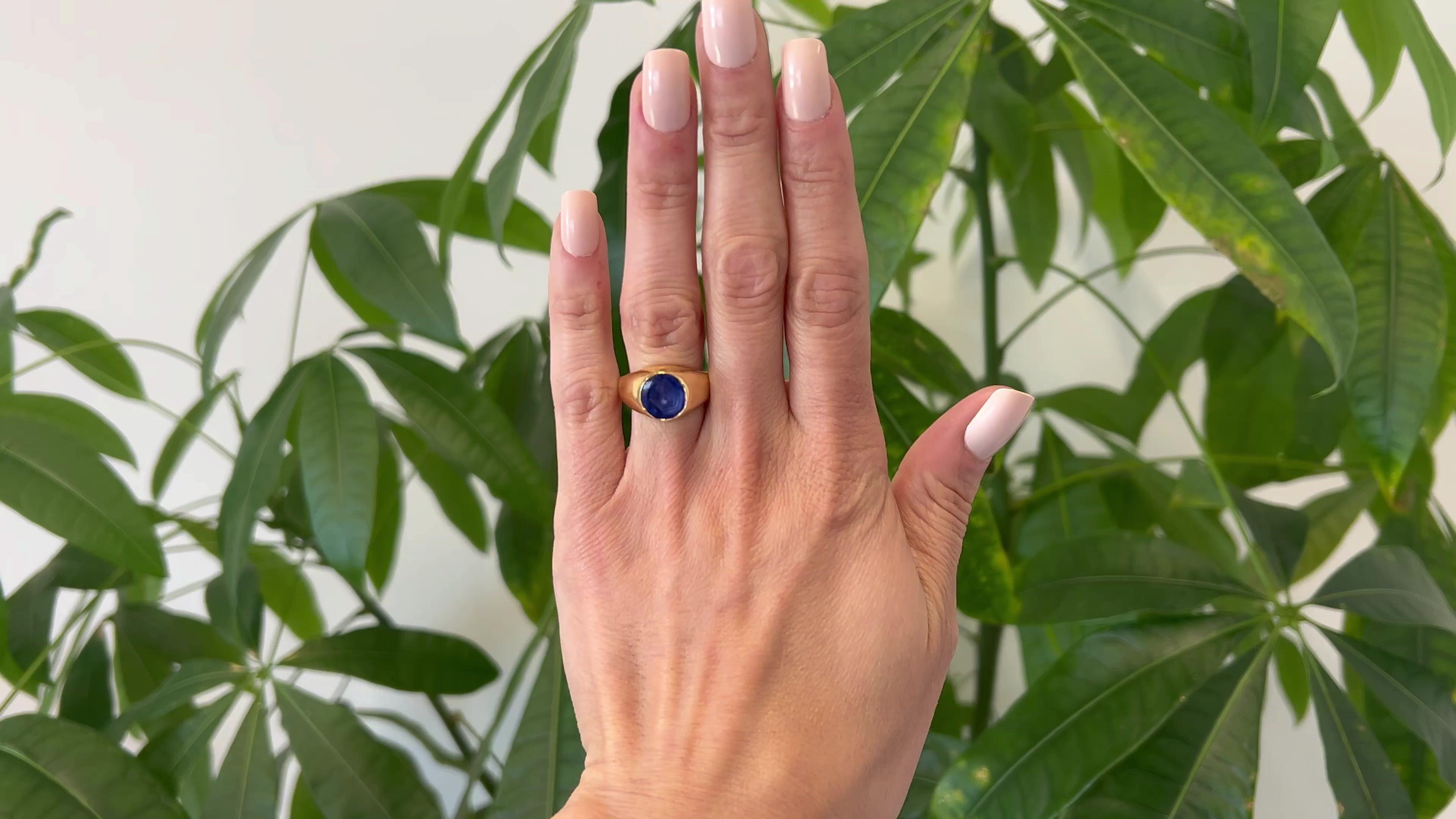 Eine antike GIA 4,93 Karat Burma No Heat Saphir 18k Gelbgold Lünette Set Solitär-Ring. Mit einem GIA buff top Saphir von 4,93 Karat, begleitet von GIA #6234045880, die besagt, dass der Saphir aus Burma (Myanmar) stammt und keine Anzeichen einer