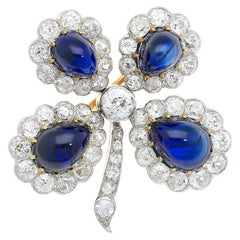 Antiguo broche floral de zafiro y diamantes talla cabujón de 6 quilates certificado por el GIA