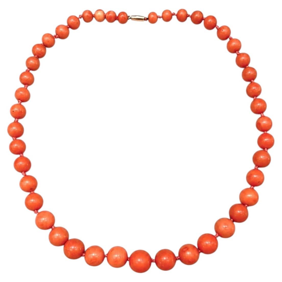 Collier antique composé d'un rang de perles de corail orange rosé certifiées GIA, de taille variable entre 7,3 et 13,35 mm
